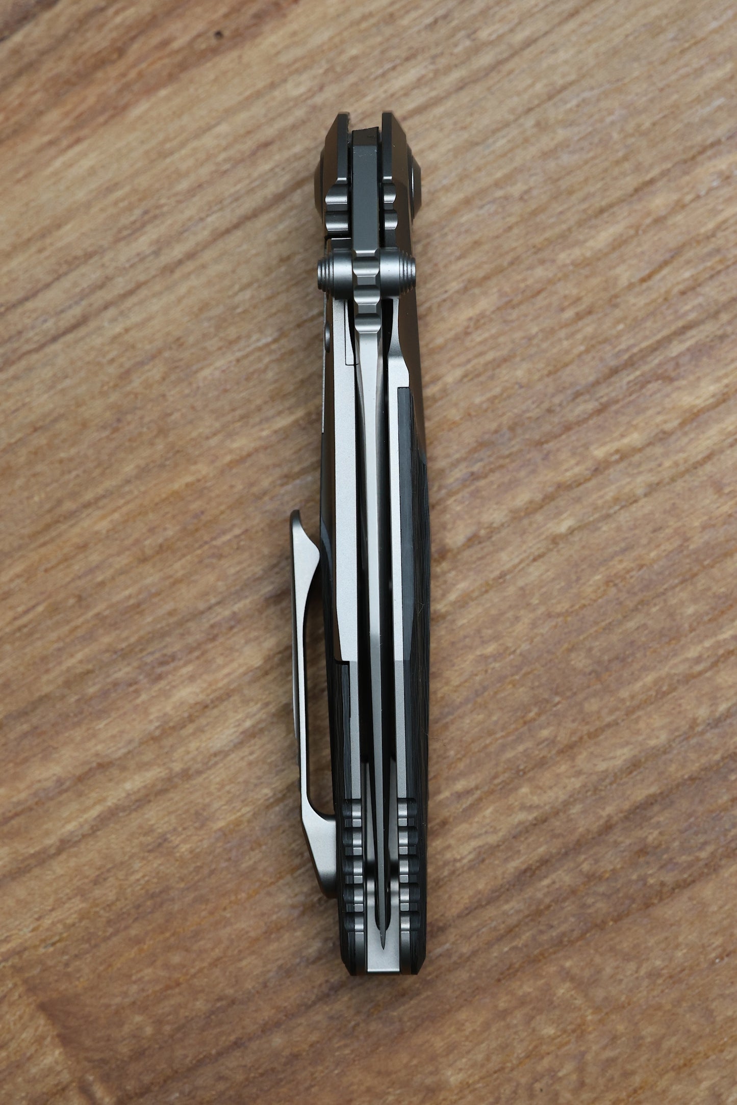 MICROTECH KNIVES SOCOM BRAVO MINI SPEAR POINT HAND SATIN W/ BLUE TI PIVOT COLLARS & CARBON FIBER SCALES 262M-4 CFTI