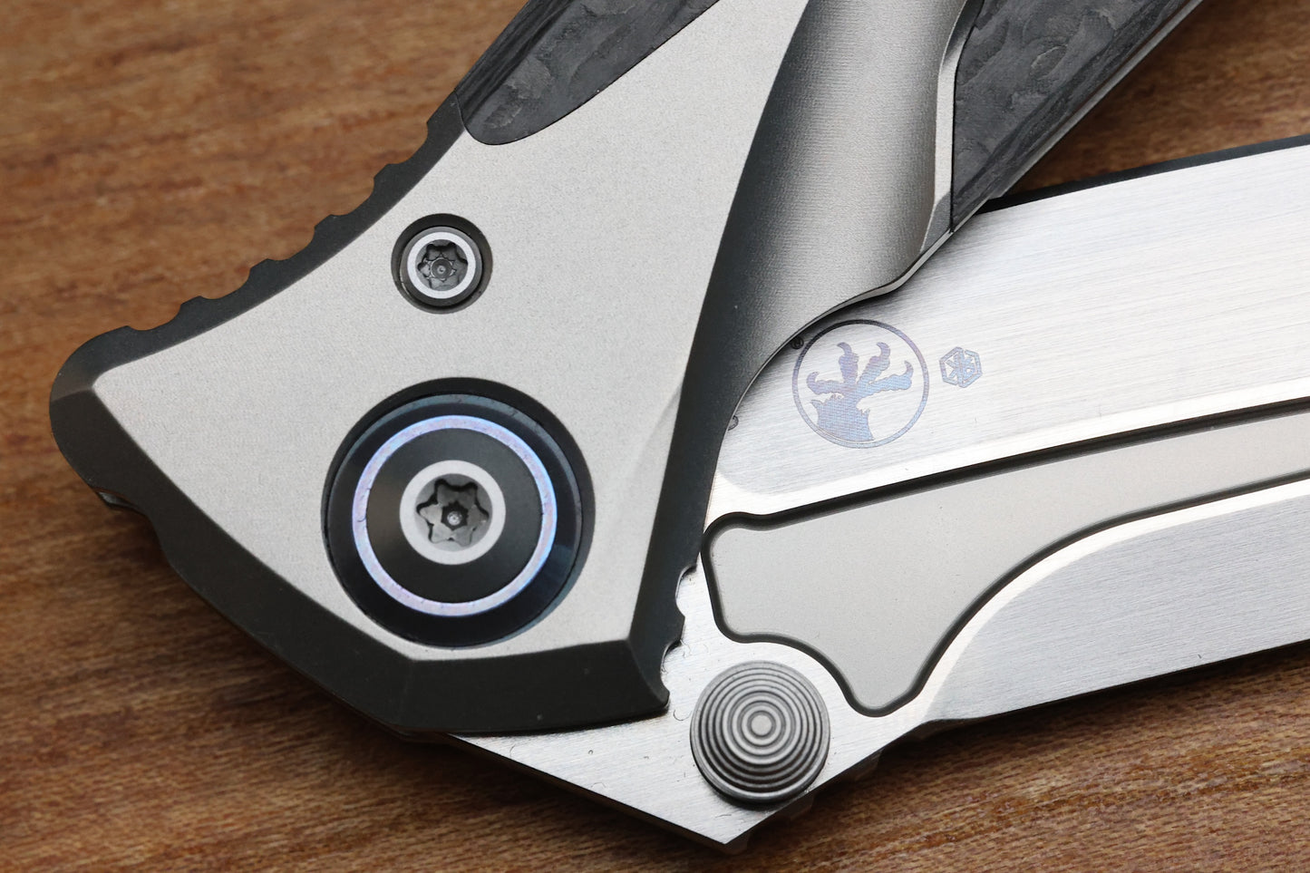 MICROTECH KNIVES SOCOM BRAVO MINI SPEAR POINT HAND SATIN W/ BLUE TI PIVOT COLLARS & CARBON FIBER SCALES 262M-4 CFTI