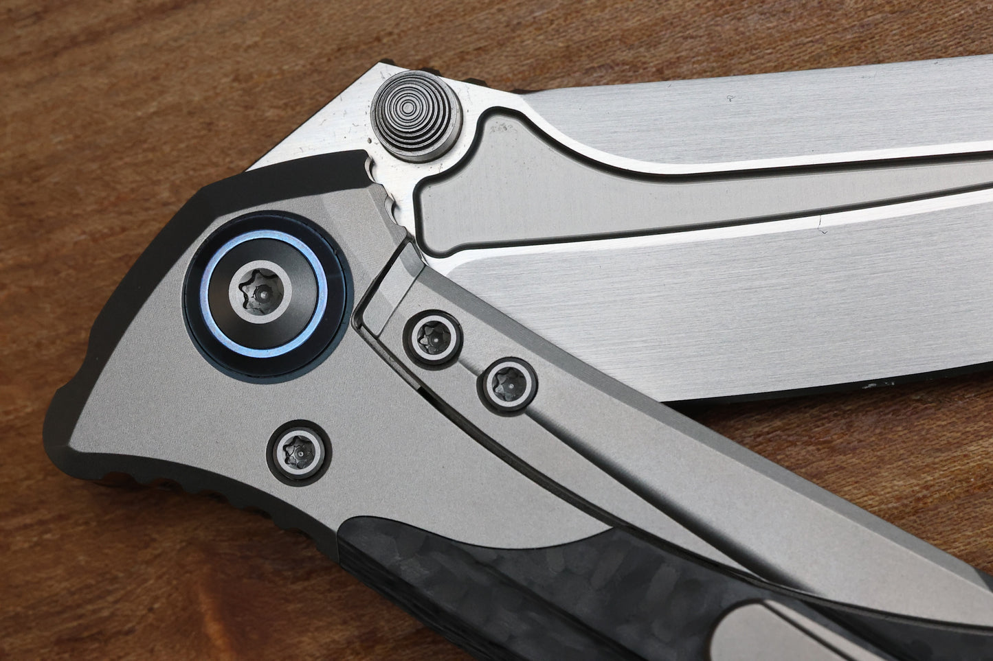 MICROTECH KNIVES SOCOM BRAVO MINI SPEAR POINT HAND SATIN W/ BLUE TI PIVOT COLLARS & CARBON FIBER SCALES 262M-4 CFTI