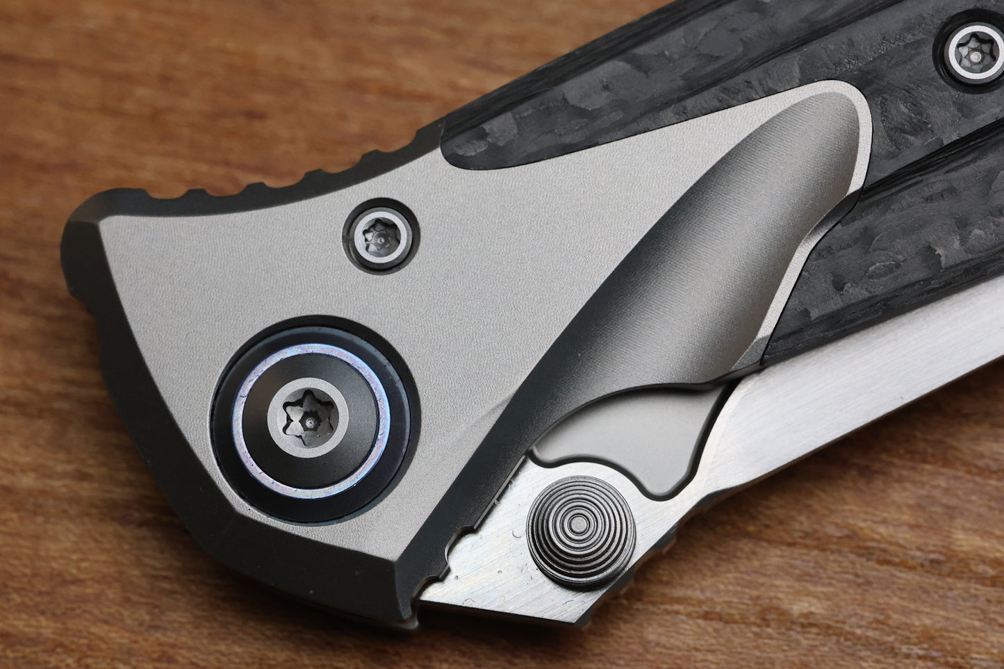 MICROTECH KNIVES SOCOM BRAVO MINI SPEAR POINT HAND SATIN W/ BLUE TI PIVOT COLLARS & CARBON FIBER SCALES 262M-4 CFTI