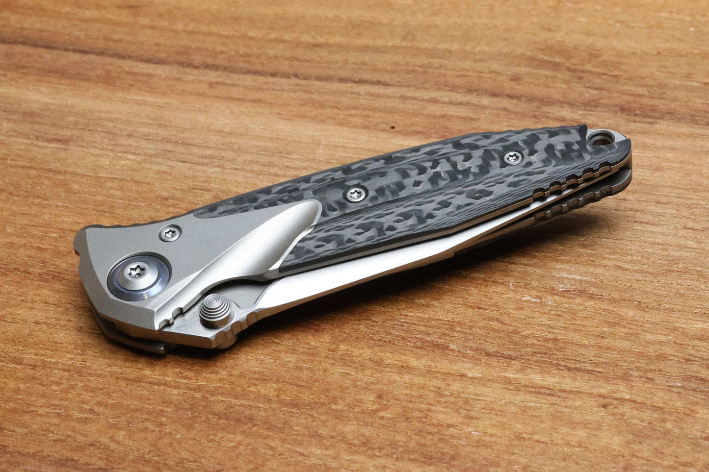 MICROTECH KNIVES SOCOM BRAVO MINI SPEAR POINT HAND SATIN W/ BLUE TI PIVOT COLLARS & CARBON FIBER SCALES 262M-4 CFTI