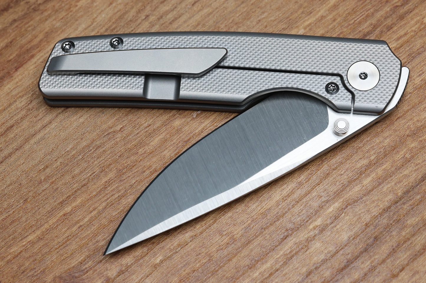 BERG BLADES SWEENEY V2 THUMBSTUD BEAD BLAST DIAMOND PATTERN TITANIUM FOLDER 3.35" BELT SATIN