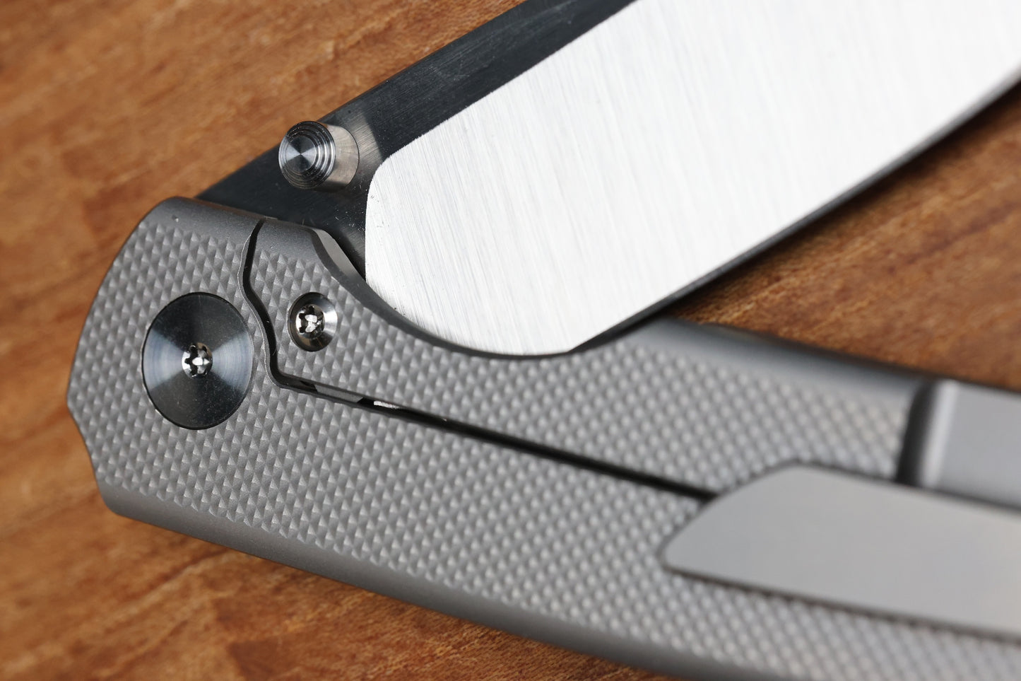 BERG BLADES SWEENEY V2 THUMBSTUD BEAD BLAST DIAMOND PATTERN TITANIUM FOLDER 3.35" BELT SATIN