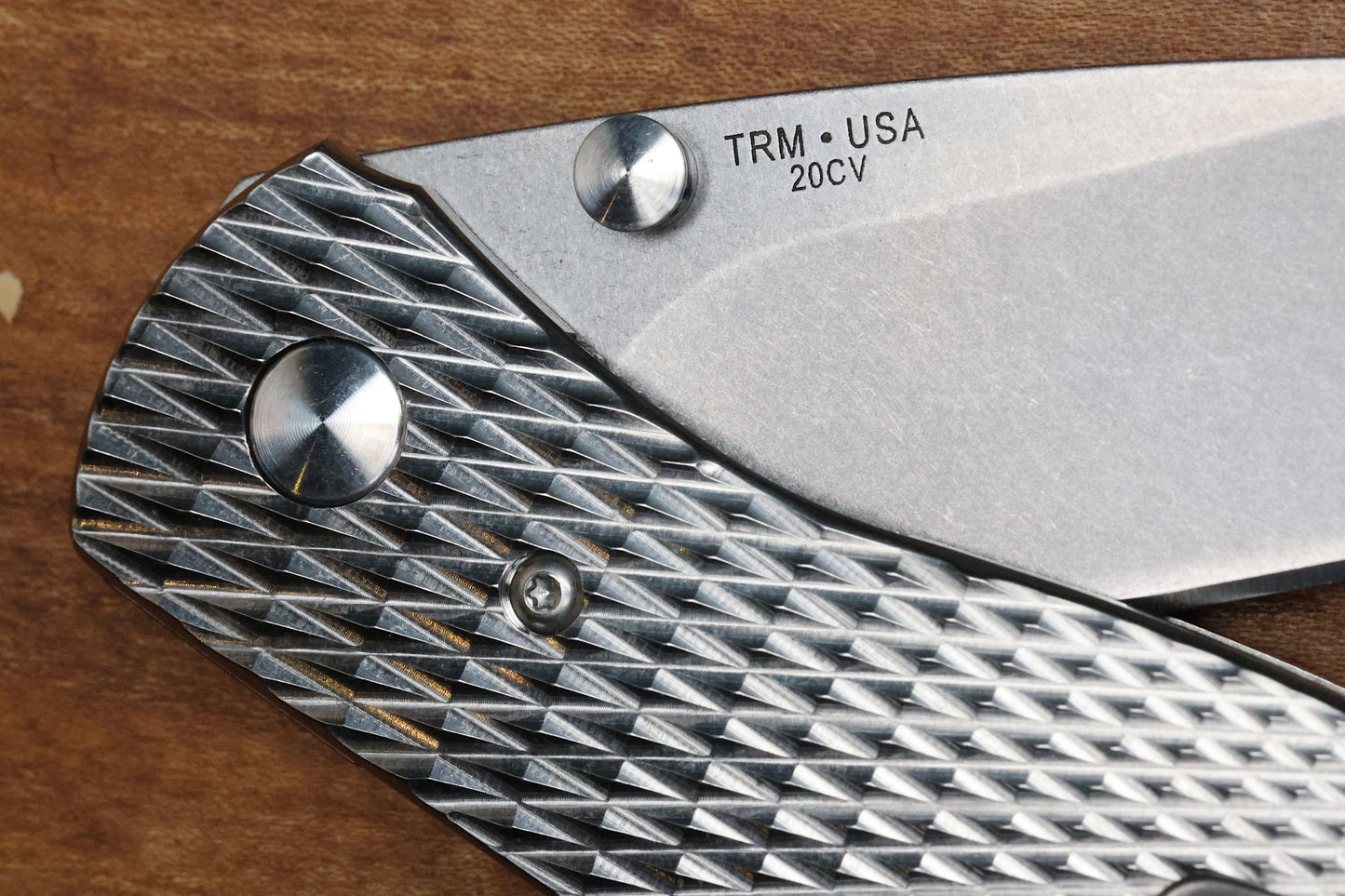 THREE RIVERS MANUFACTURING IRIE ATOM FOLDING KNIFE LIZARD SKIN TITANIUM 3.5" MIKE IRIE HOLLOW GROUND