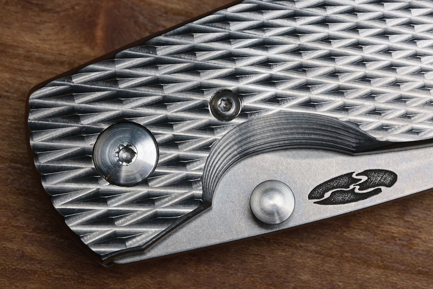 THREE RIVERS MANUFACTURING IRIE ATOM FOLDING KNIFE LIZARD SKIN TITANIUM 3.5" MIKE IRIE HOLLOW GROUND