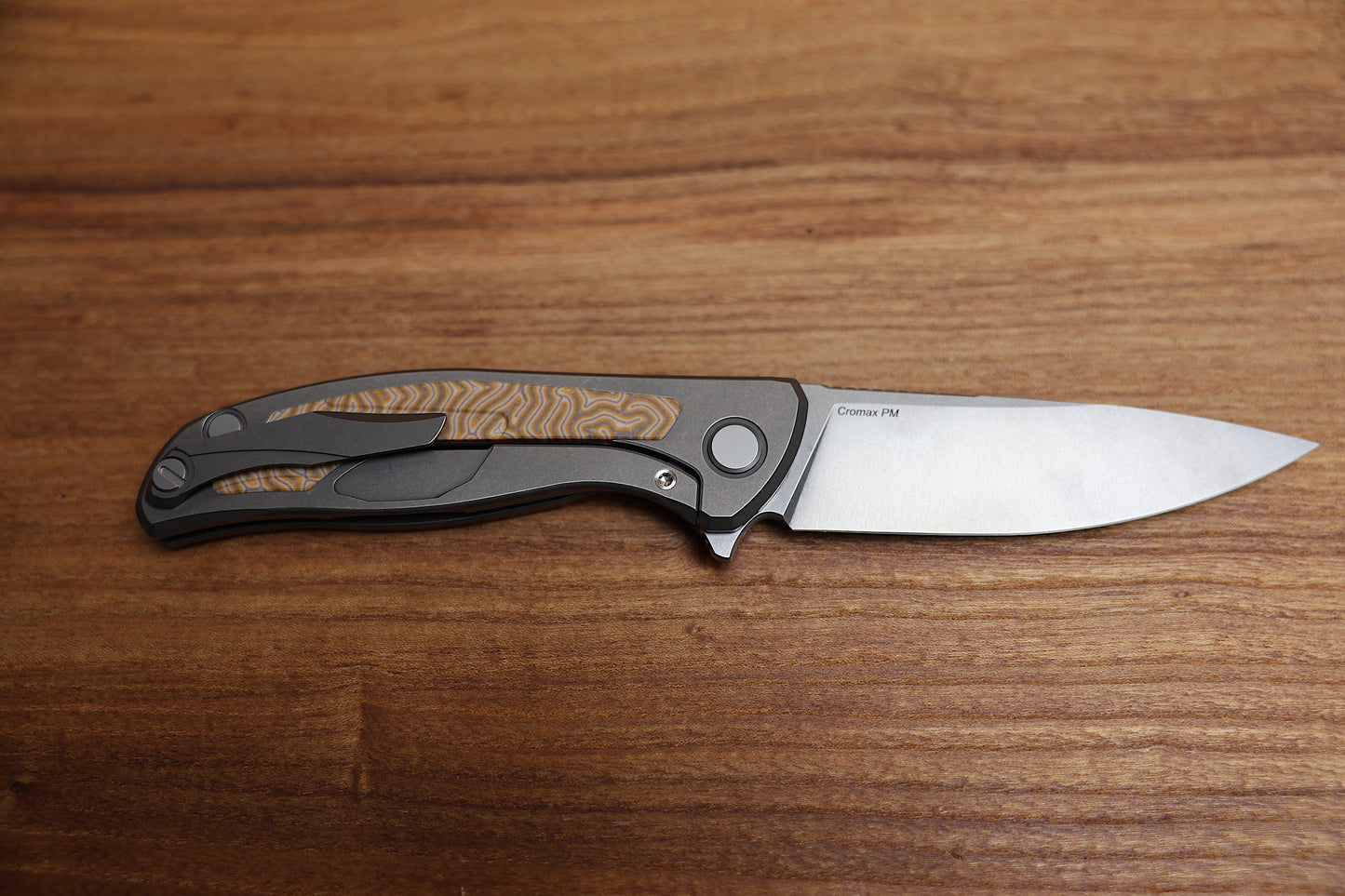 SHIROGOROV F95NL – CROMAX PM BLADE – STONEWASHED TITANIUM HANDLE W/ YELLOW CRAZY MICARTA INLAY- SRBS