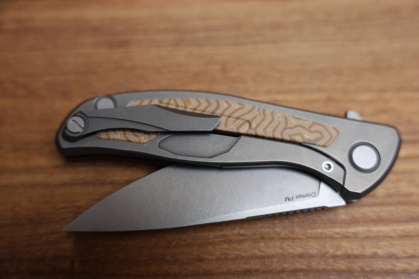 SHIROGOROV F95NL – CROMAX PM BLADE – STONEWASHED TITANIUM HANDLE W/ YELLOW CRAZY MICARTA INLAY- SRBS