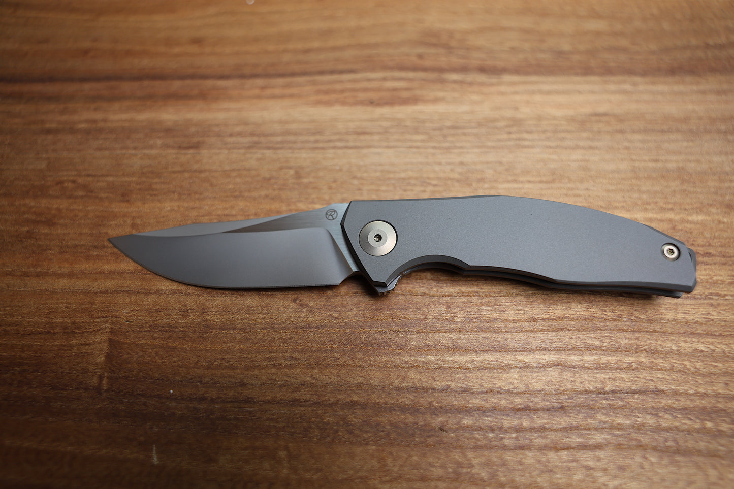 RECONNAISSANCE ADZIN FLIPPER – BLASTED W/ SATIN FLATS M390 BLADE – BLASTED TITANIUM HANDLE W/ BRONZE ACCENTS