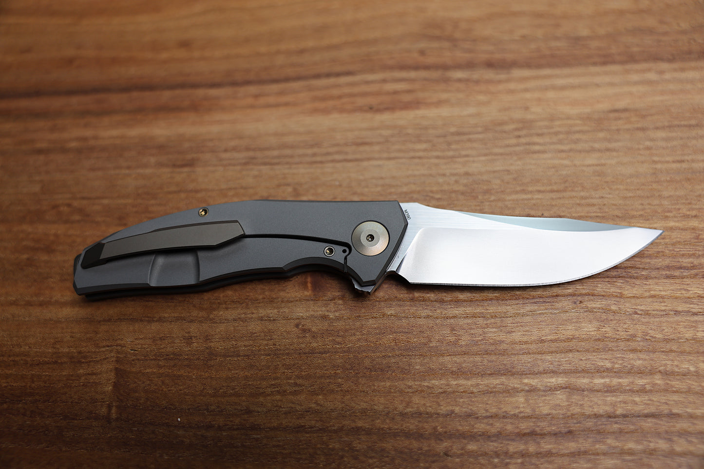 RECONNAISSANCE ADZIN FLIPPER – BLASTED W/ SATIN FLATS M390 BLADE – BLASTED TITANIUM HANDLE W/ BRONZE ACCENTS