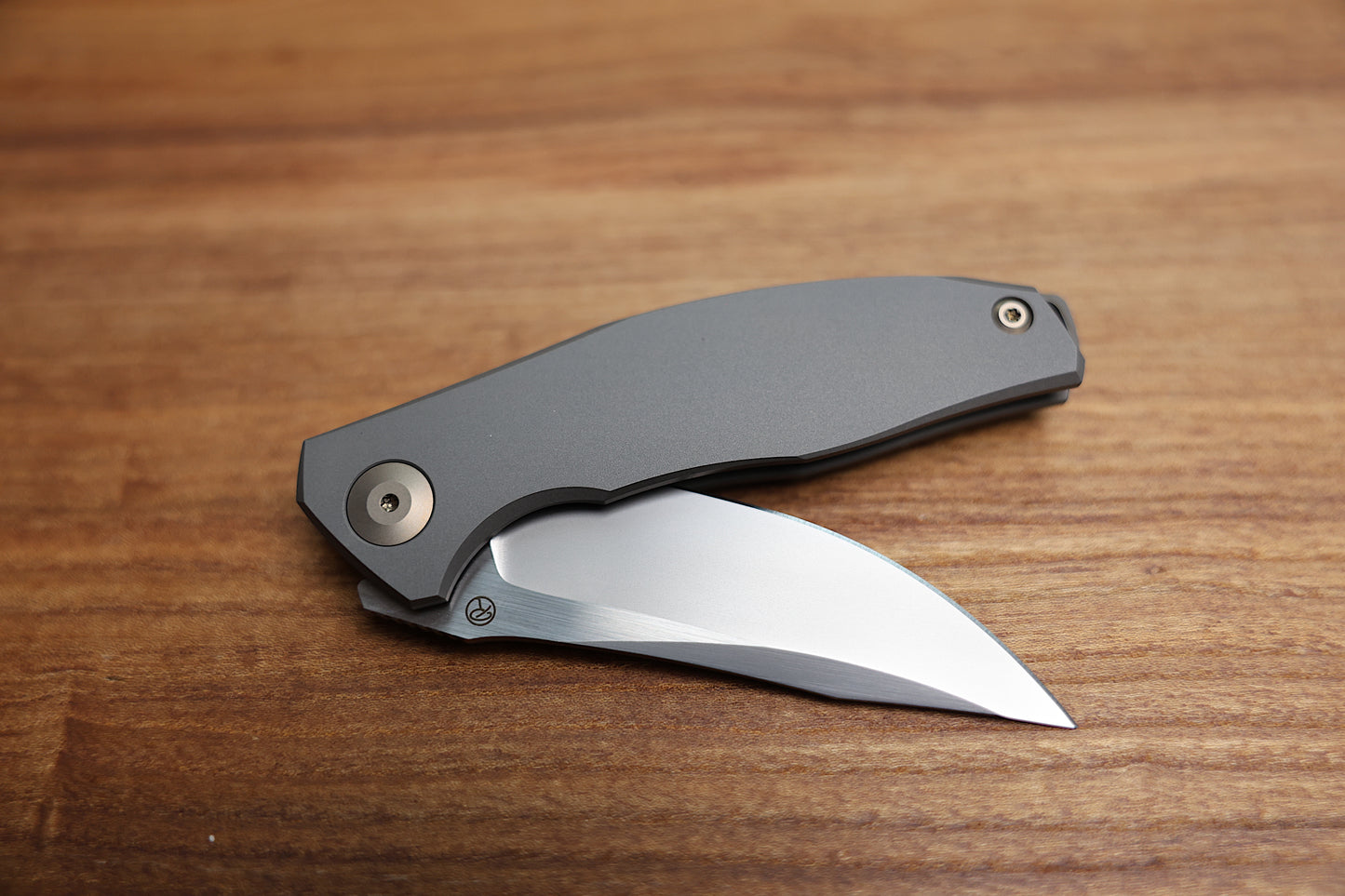 RECONNAISSANCE ADZIN FLIPPER – BLASTED W/ SATIN FLATS M390 BLADE – BLASTED TITANIUM HANDLE W/ BRONZE ACCENTS