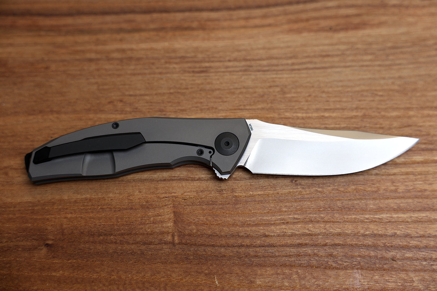 RECONNAISSANCE ADZIN FLIPPER – BLASTED W/ SATIN FLATS M390 BLADE – BLASTED TITANIUM HANDLE W/ BLACK ACCENTS