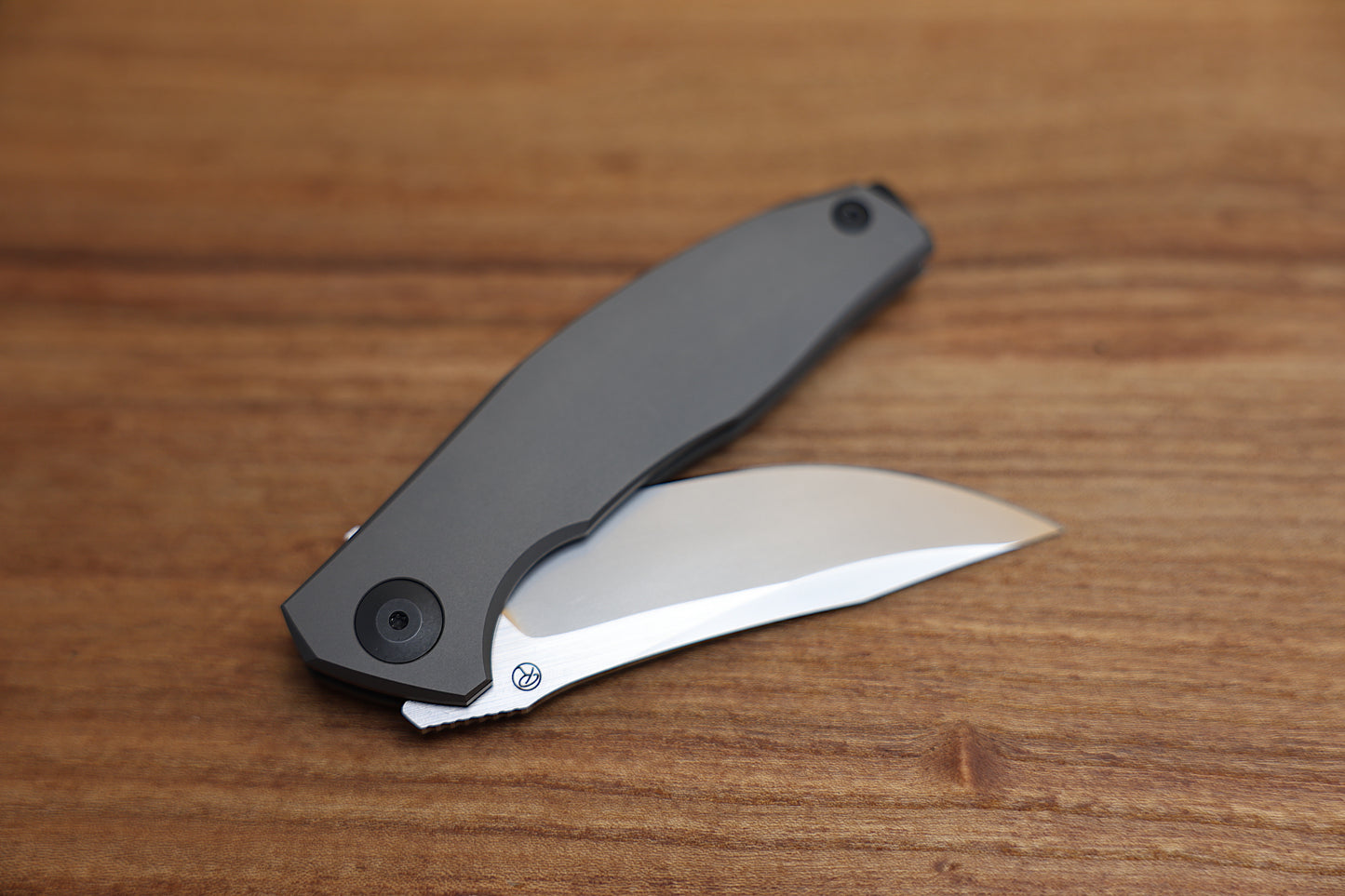 RECONNAISSANCE ADZIN FLIPPER – BLASTED W/ SATIN FLATS M390 BLADE – BLASTED TITANIUM HANDLE W/ BLACK ACCENTS