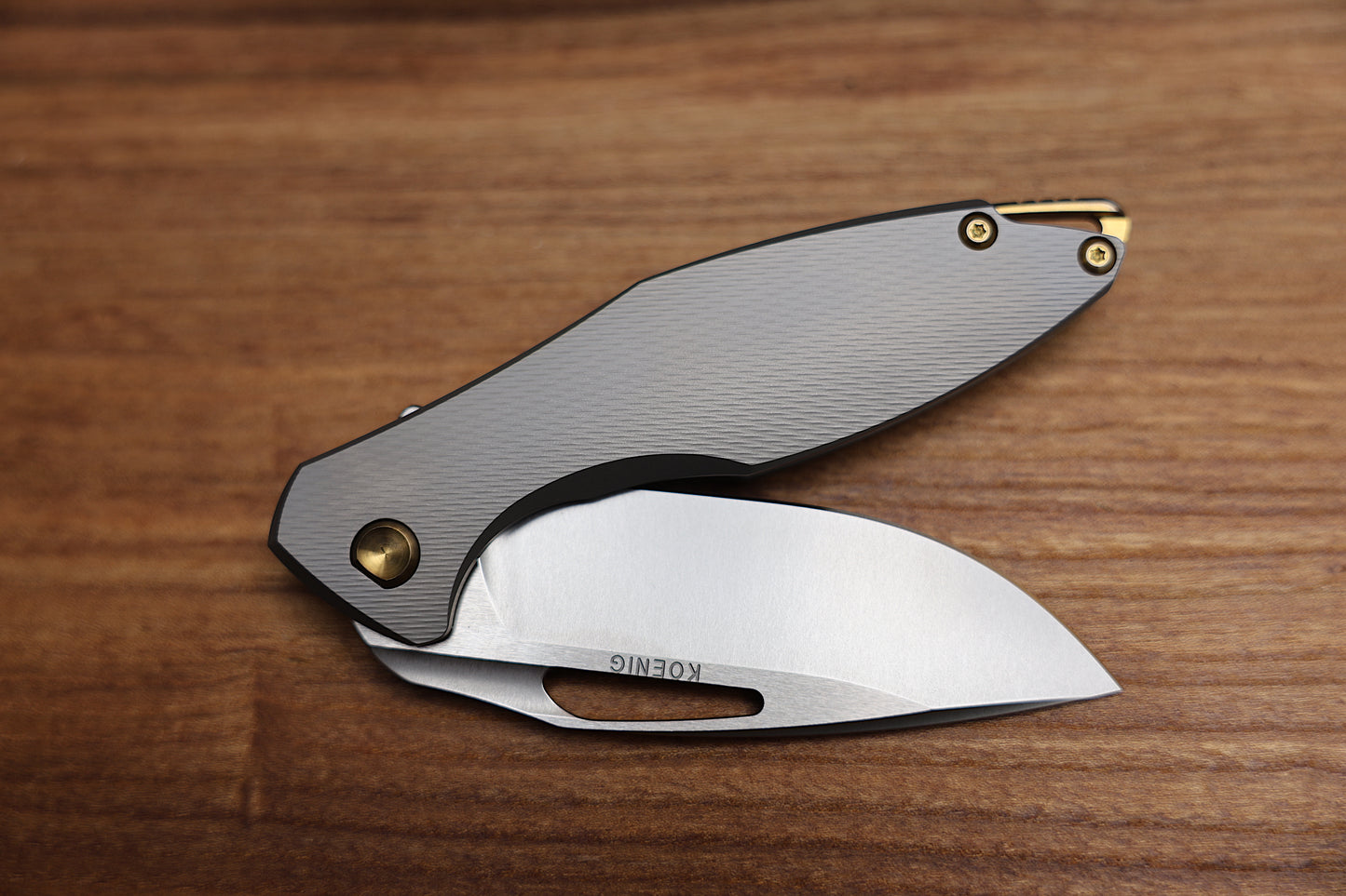 KOENIG KNIVES ARIUS – CORDA TITANIUM HANDLE – BRONZE HARDWARE – BURNISHED W/ POLISHED FLATS M390 BLADE