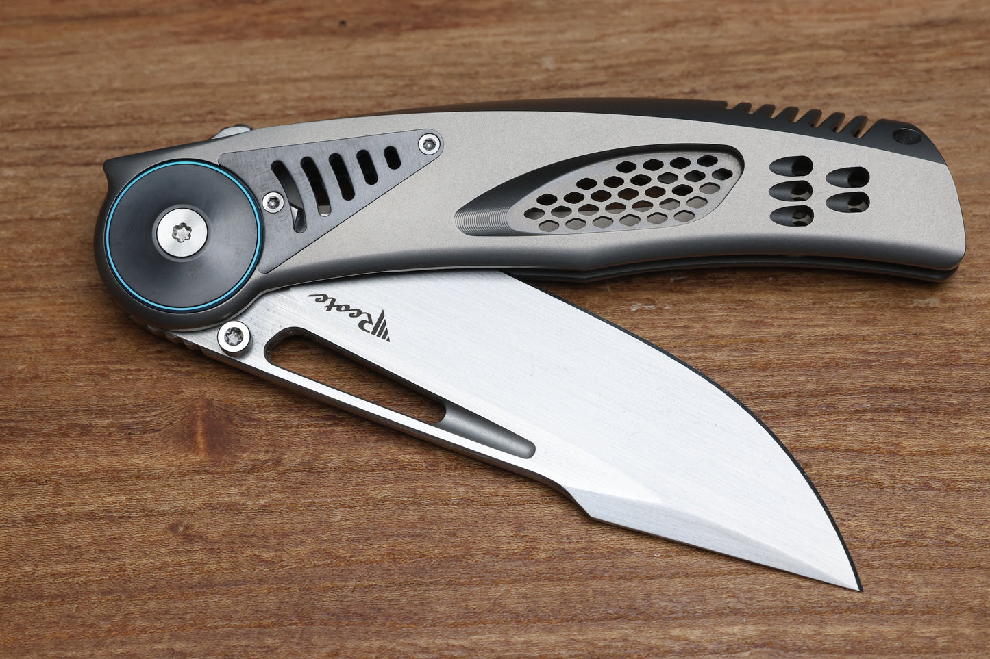 REATE KNIVES GTR TITANIUM INTEGRAL BEAD BLAST W/ ZIRCONIUM ACCENTS & HAND SATIN M390 (PREOWNED)
