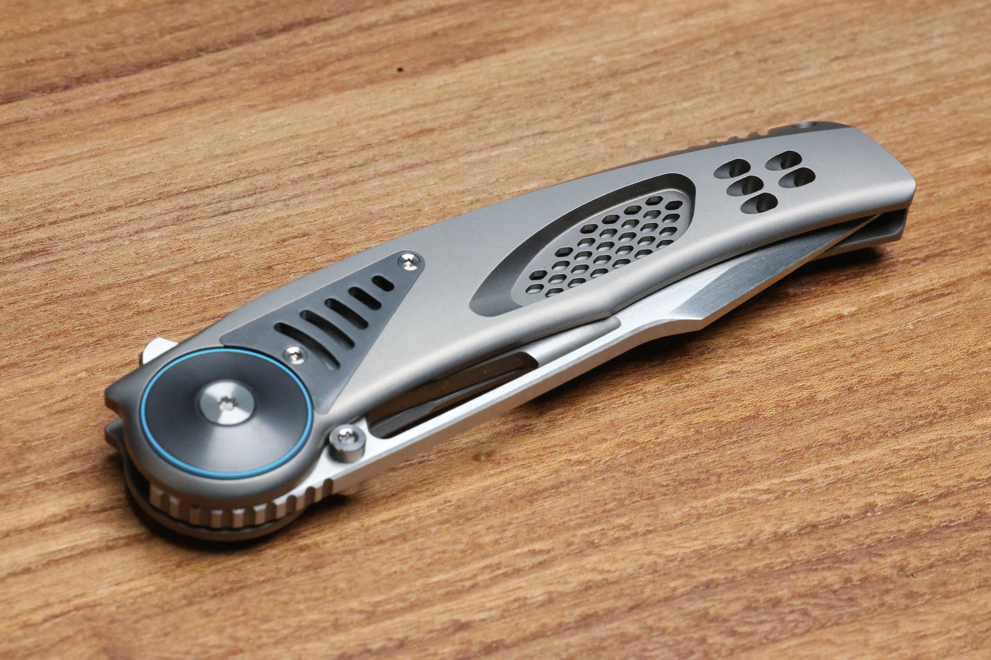 REATE KNIVES GTR TITANIUM INTEGRAL BEAD BLAST W/ ZIRCONIUM ACCENTS & HAND SATIN M390 (PREOWNED)