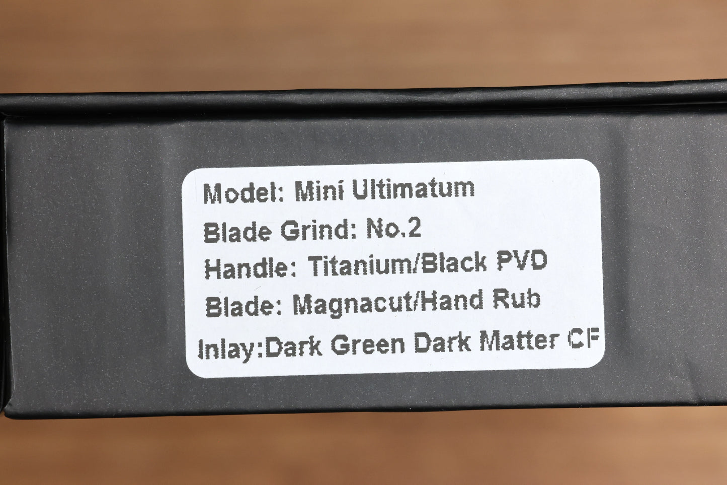 MERRIKEN KNIVES MINI ULTIMATUM - HAND RUB MAGNACUT BLADE GRIND NO. 2 - GREEN TECHNOCARBO/BLACK PVD TITANIUM (PREOWNED)