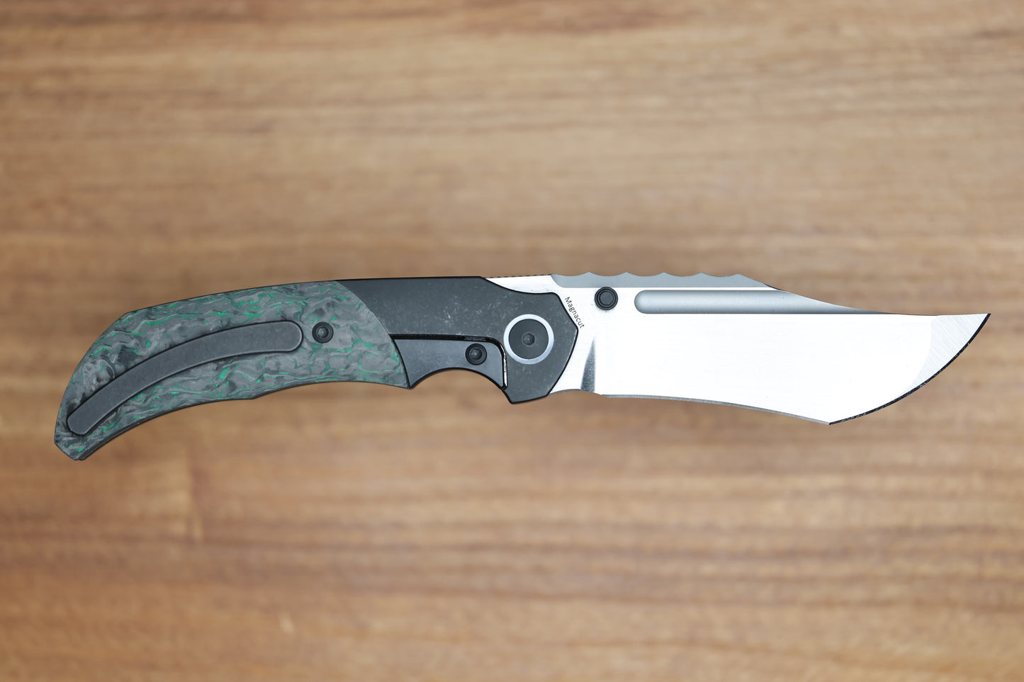 MERRIKEN KNIVES MINI ULTIMATUM - HAND RUB MAGNACUT BLADE GRIND NO. 2 - GREEN TECHNOCARBO/BLACK PVD TITANIUM (PREOWNED)