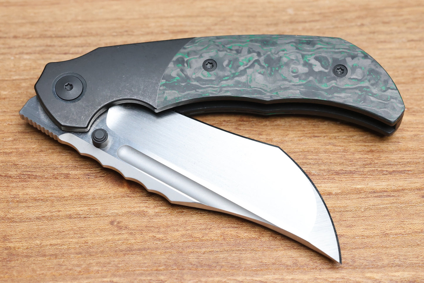 MERRIKEN KNIVES MINI ULTIMATUM - HAND RUB MAGNACUT BLADE GRIND NO. 2 - GREEN TECHNOCARBO/BLACK PVD TITANIUM (PREOWNED)