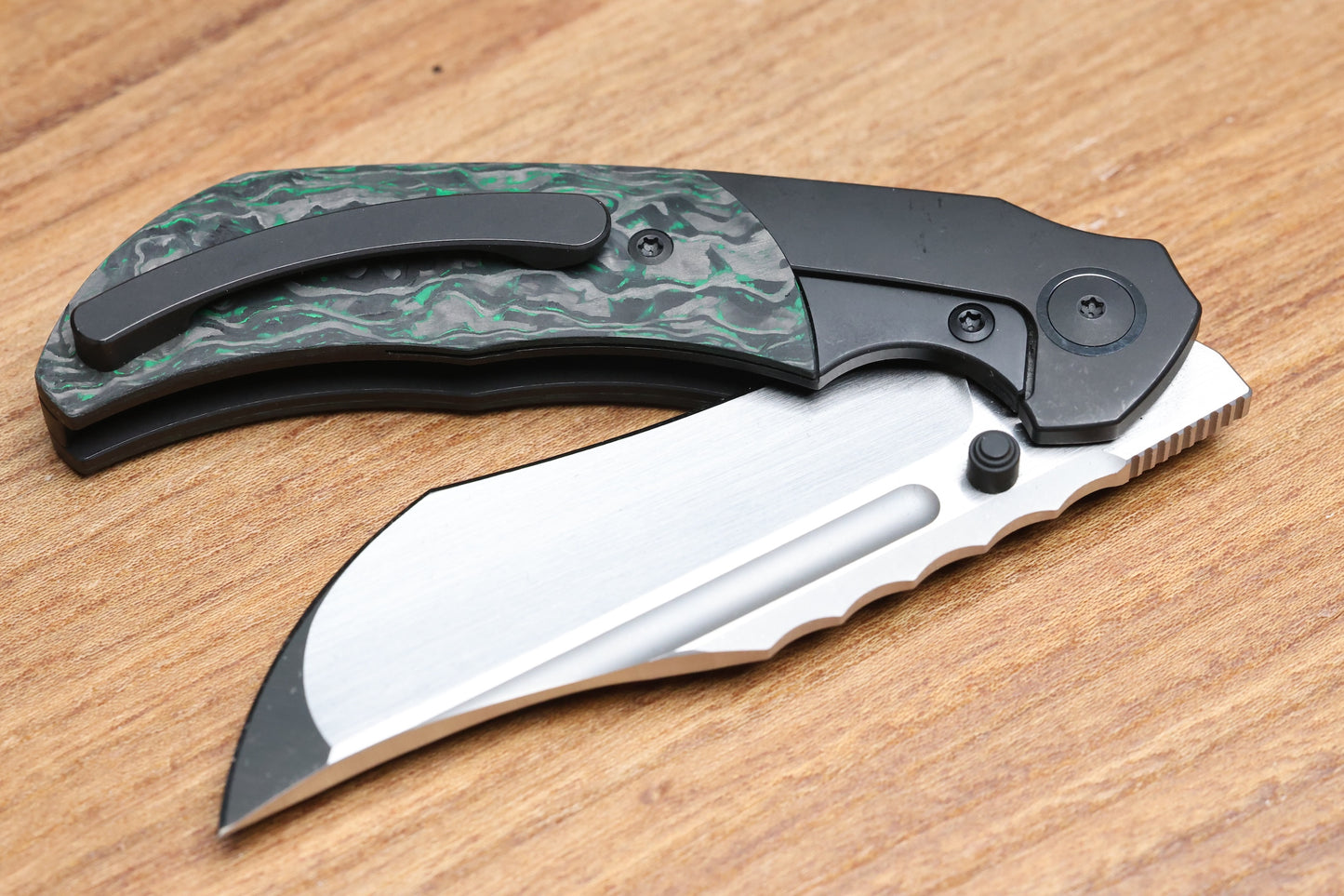 MERRIKEN KNIVES MINI ULTIMATUM - HAND RUB MAGNACUT BLADE GRIND NO. 2 - GREEN TECHNOCARBO/BLACK PVD TITANIUM (PREOWNED)