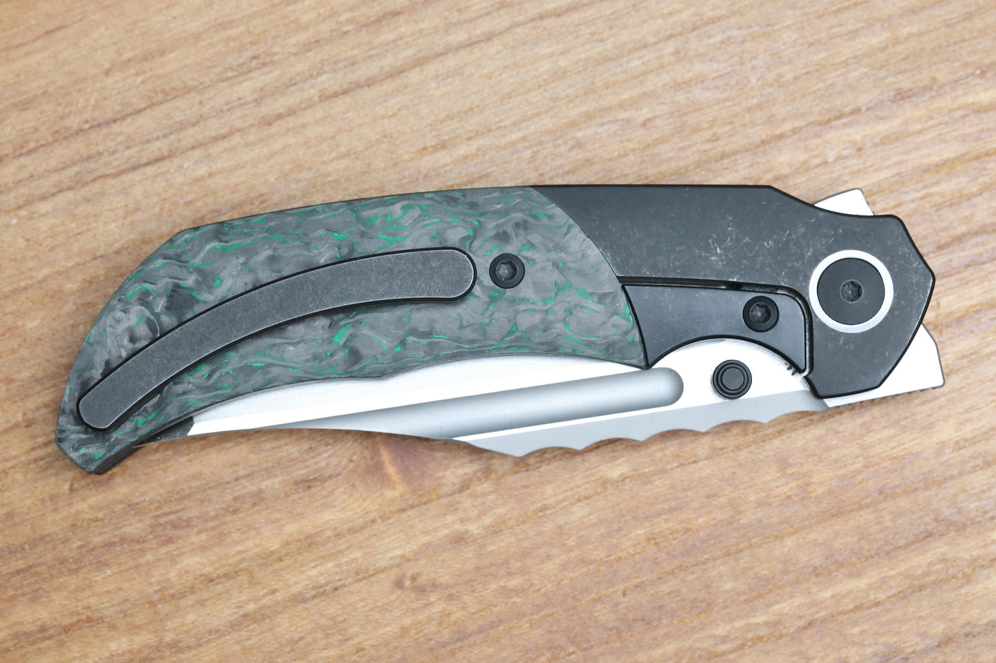 MERRIKEN KNIVES MINI ULTIMATUM - HAND RUB MAGNACUT BLADE GRIND NO. 2 - GREEN TECHNOCARBO/BLACK PVD TITANIUM (PREOWNED)