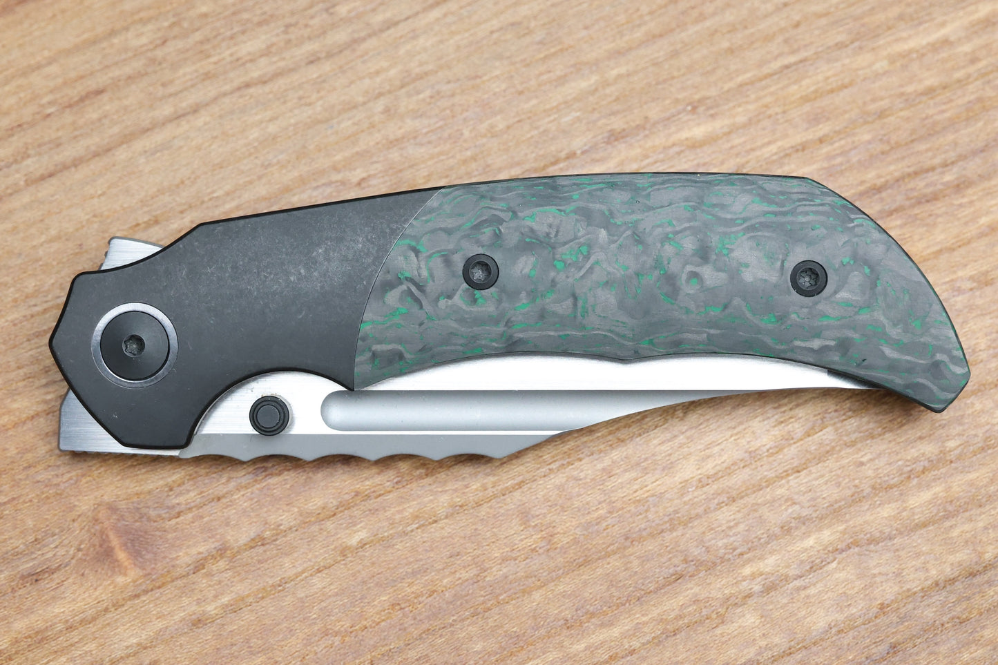 MERRIKEN KNIVES MINI ULTIMATUM - HAND RUB MAGNACUT BLADE GRIND NO. 2 - GREEN TECHNOCARBO/BLACK PVD TITANIUM (PREOWNED)