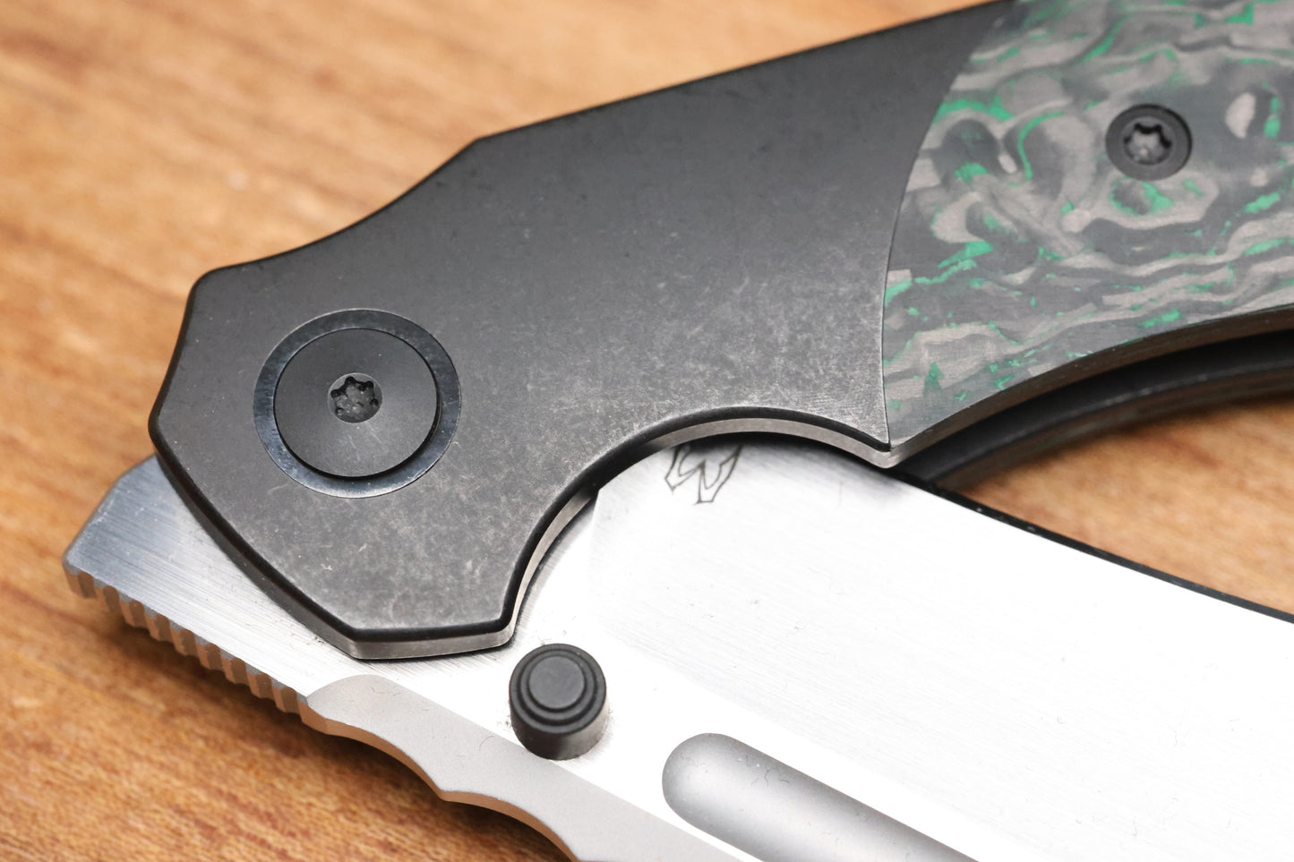 MERRIKEN KNIVES MINI ULTIMATUM - HAND RUB MAGNACUT BLADE GRIND NO. 2 - GREEN TECHNOCARBO/BLACK PVD TITANIUM (PREOWNED)