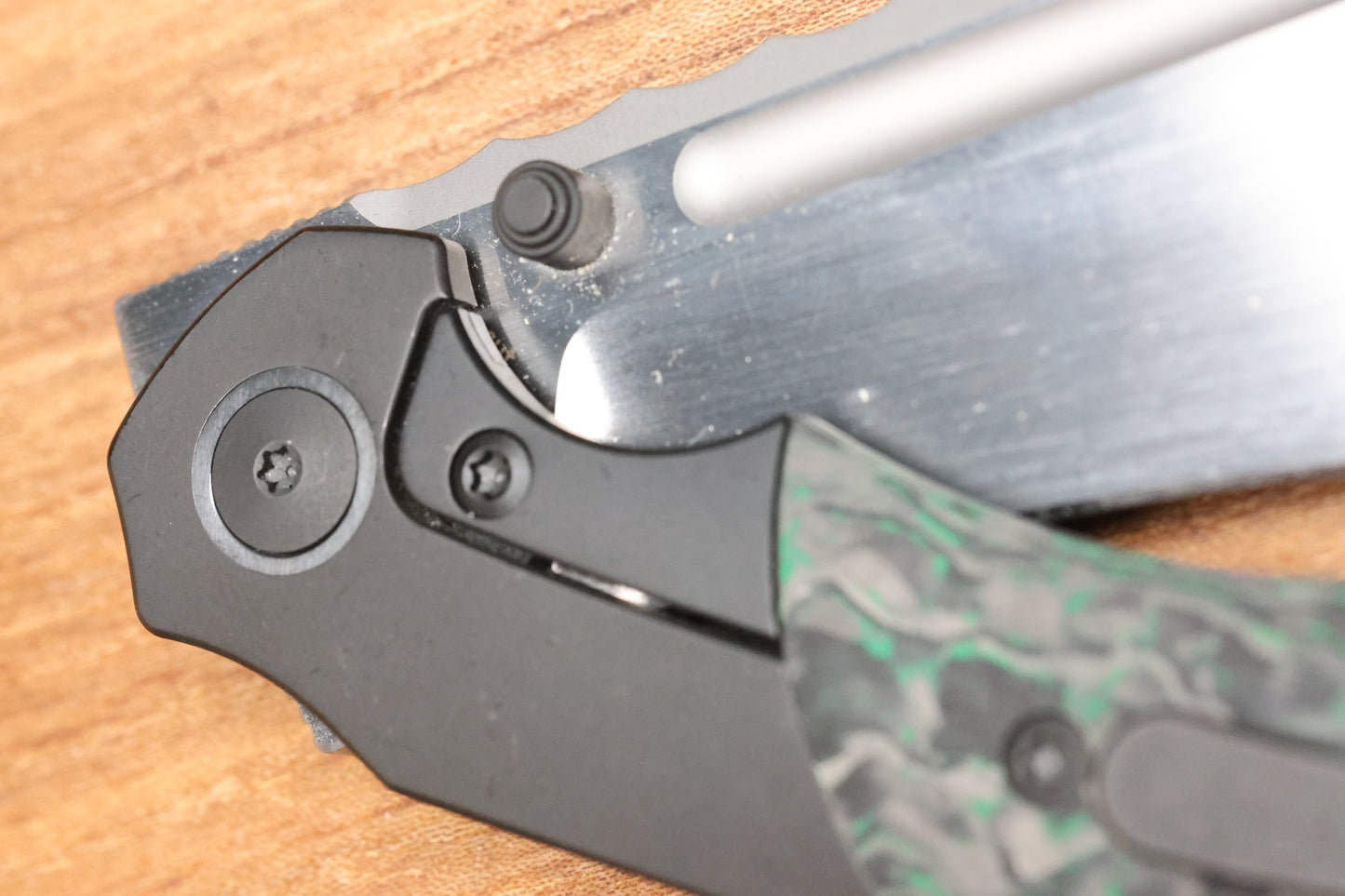 MERRIKEN KNIVES MINI ULTIMATUM - HAND RUB MAGNACUT BLADE GRIND NO. 2 - GREEN TECHNOCARBO/BLACK PVD TITANIUM (PREOWNED)