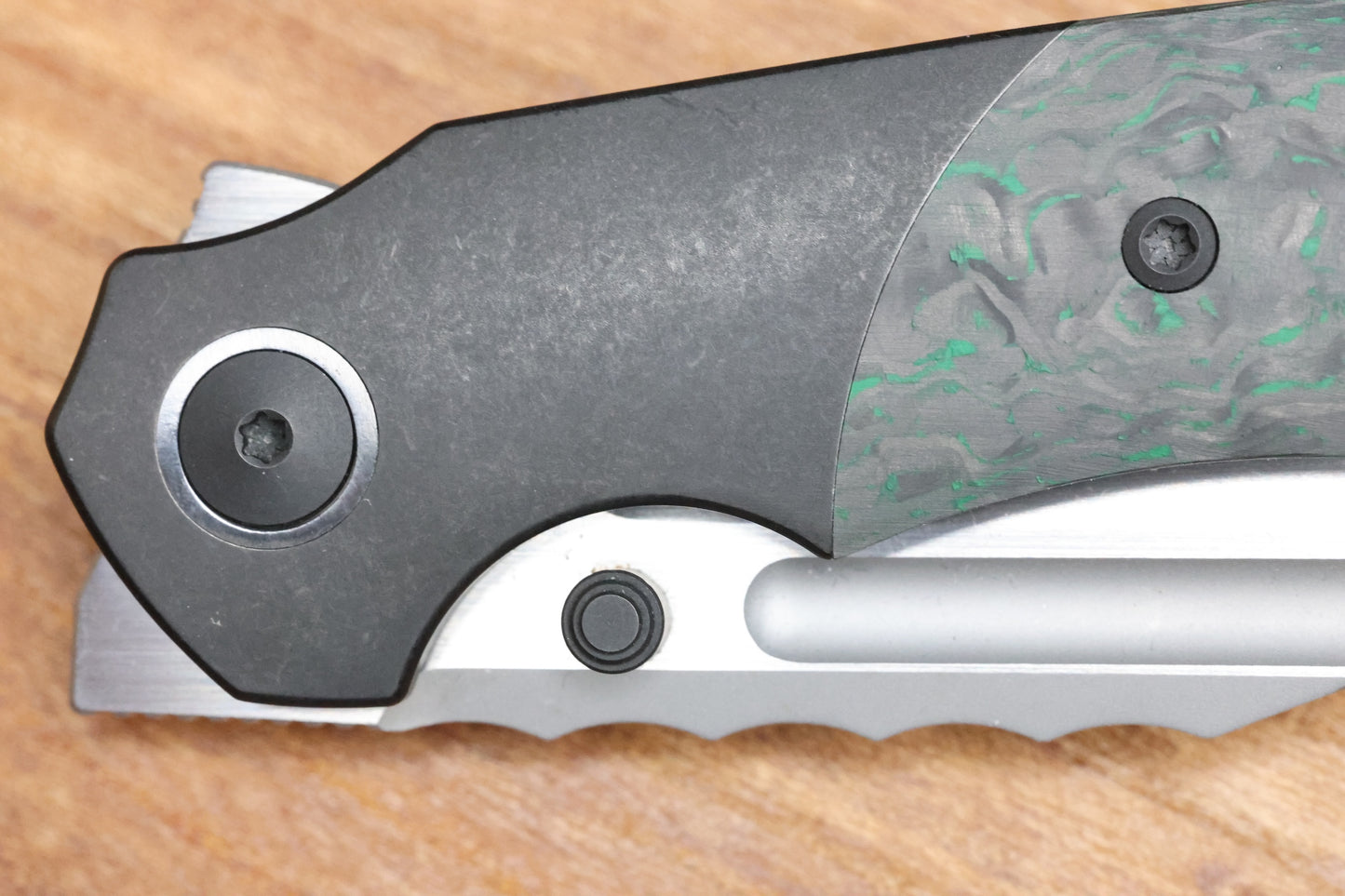 MERRIKEN KNIVES MINI ULTIMATUM - HAND RUB MAGNACUT BLADE GRIND NO. 2 - GREEN TECHNOCARBO/BLACK PVD TITANIUM (PREOWNED)