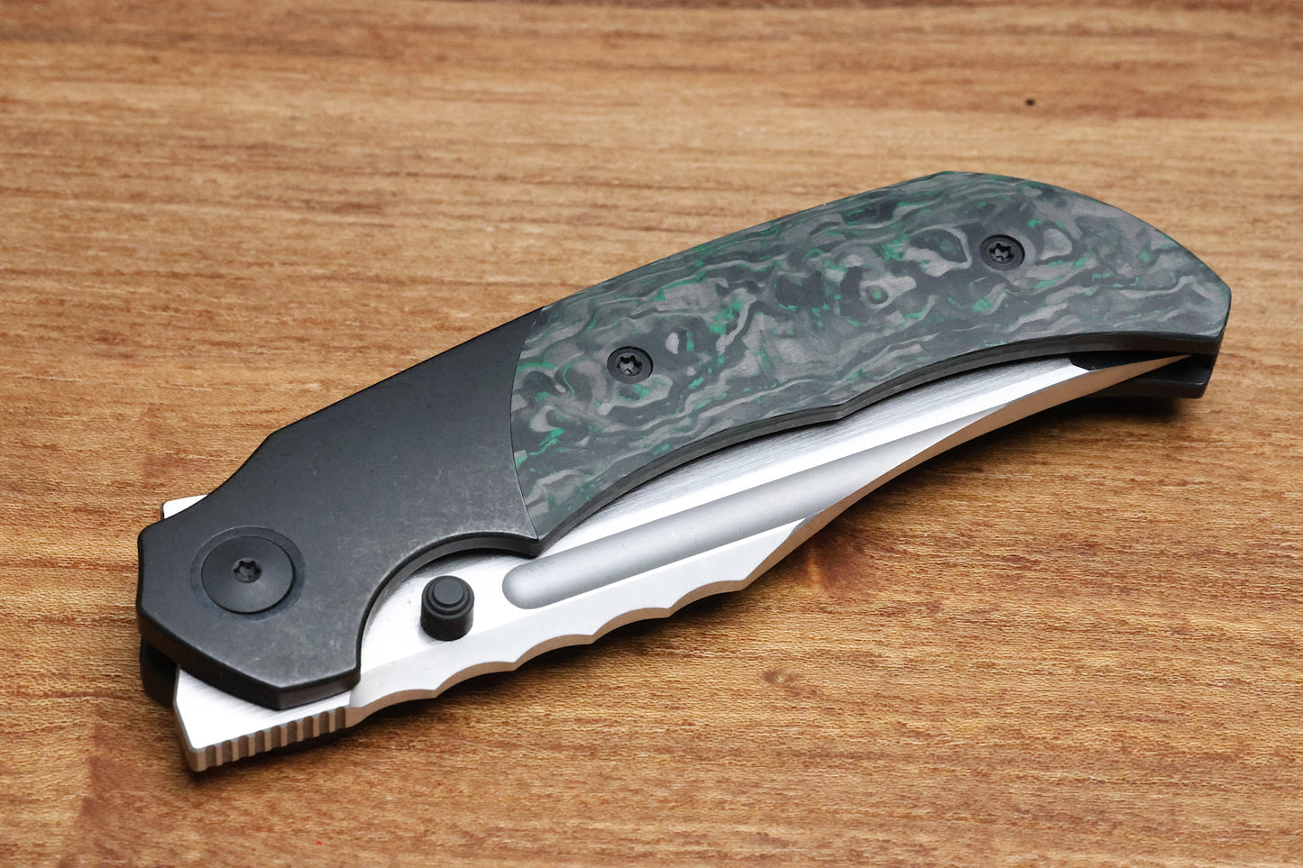 MERRIKEN KNIVES MINI ULTIMATUM - HAND RUB MAGNACUT BLADE GRIND NO. 2 - GREEN TECHNOCARBO/BLACK PVD TITANIUM (PREOWNED)
