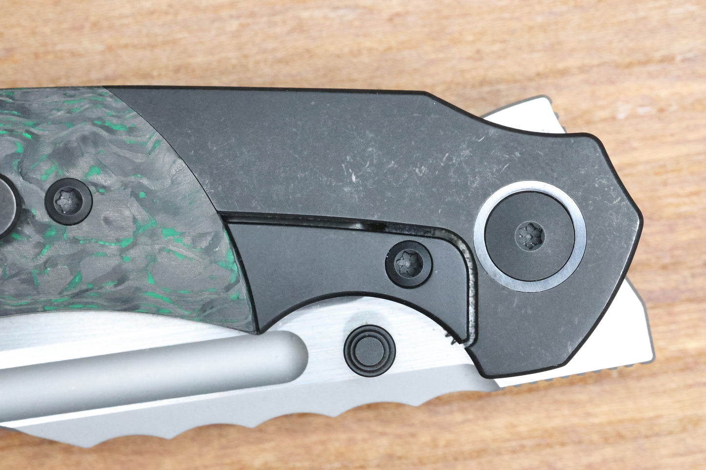 MERRIKEN KNIVES MINI ULTIMATUM - HAND RUB MAGNACUT BLADE GRIND NO. 2 - GREEN TECHNOCARBO/BLACK PVD TITANIUM (PREOWNED)