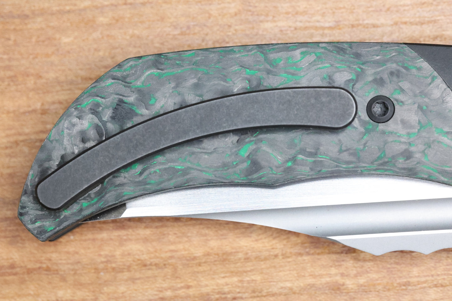 MERRIKEN KNIVES MINI ULTIMATUM - HAND RUB MAGNACUT BLADE GRIND NO. 2 - GREEN TECHNOCARBO/BLACK PVD TITANIUM (PREOWNED)