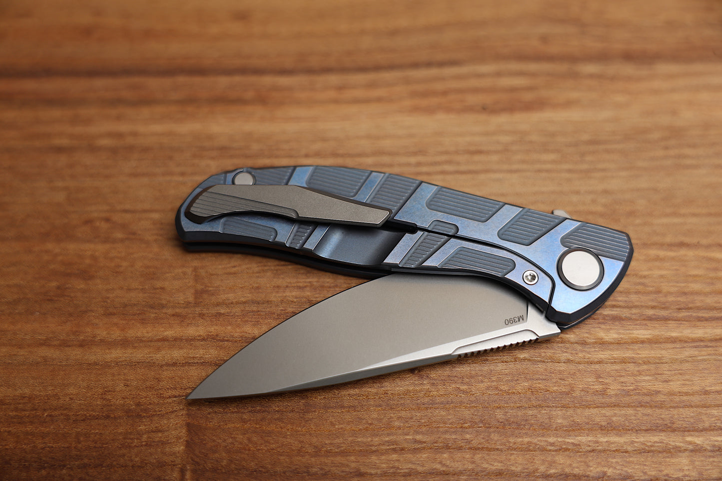 SHIROGOROV F95 T PATTERN GEN. 4 – BLUE ANO TITANIUM HANDLE – M390 BLADE – MRBS