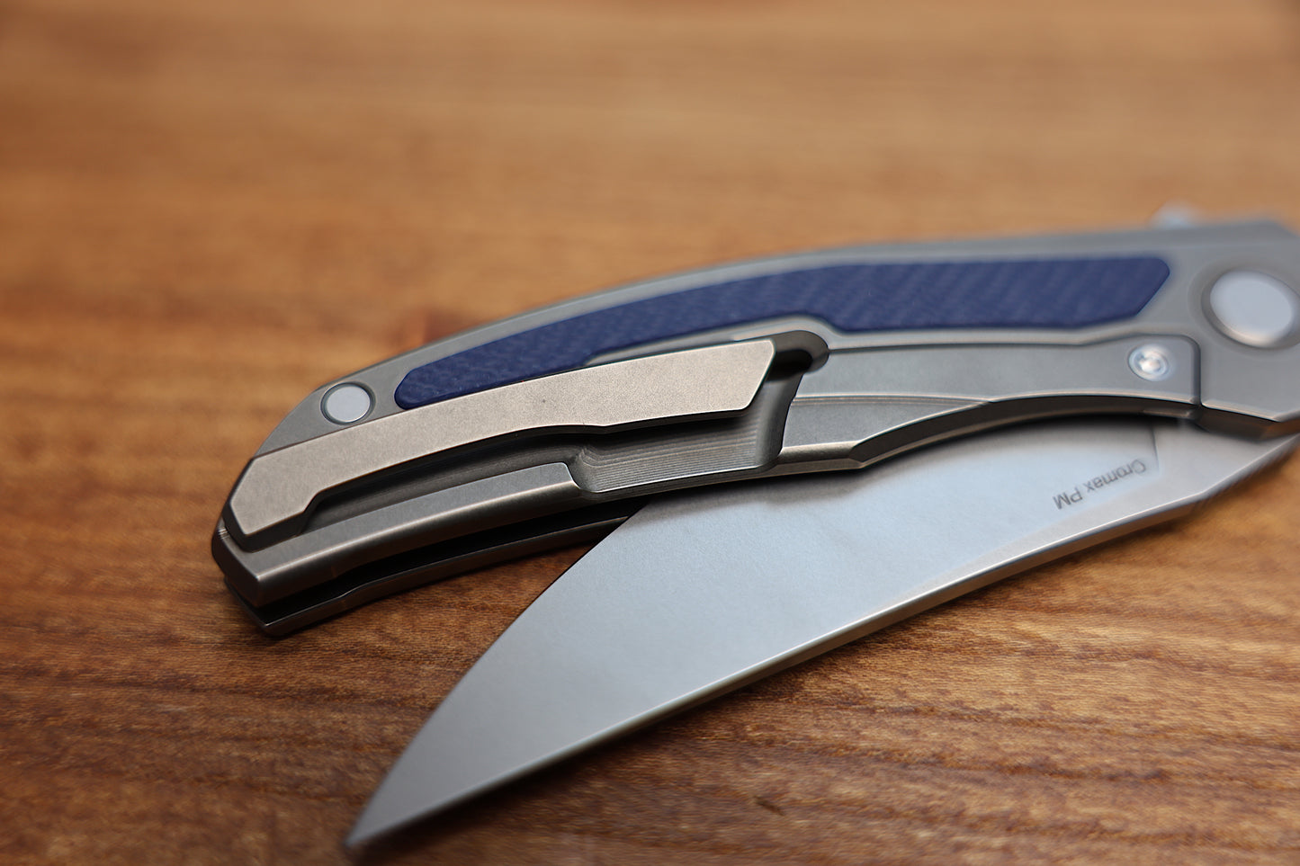 SHIROGOROV URSUS QUANTUM – CROMAX PM BLADE – TITANIUM HANDLE – DARK BLUE G10 INLAY – MRBS