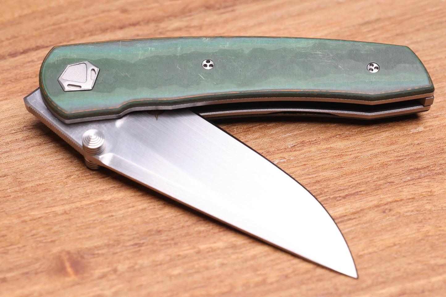 SHARKNIVCO WAKA V4.9 GREEN CAMOQUARTZ LINER LOCK RWL34 HAND SATIN BLADE