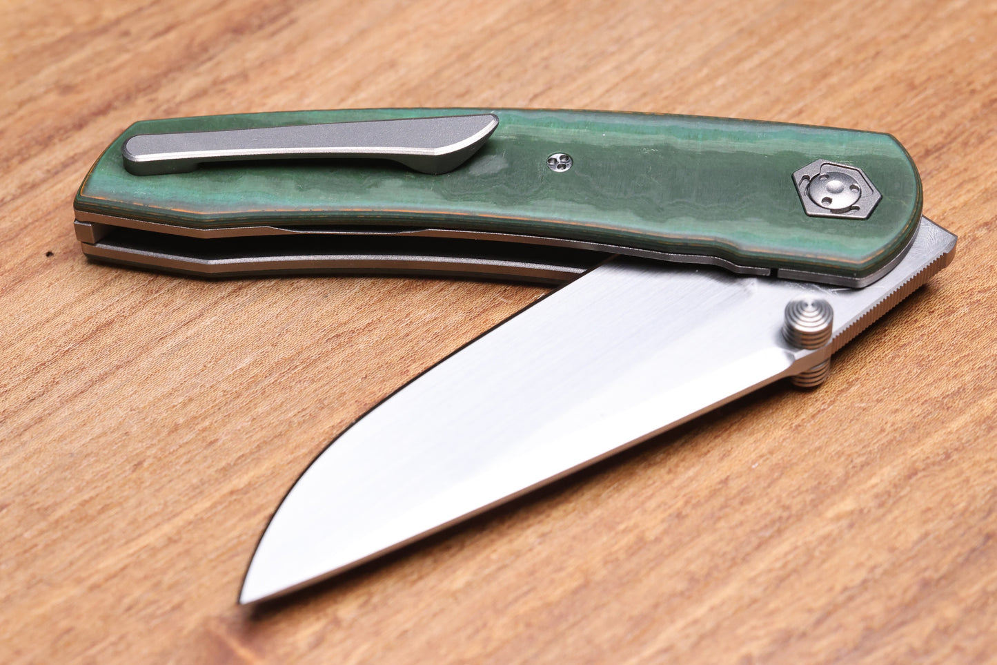 SHARKNIVCO WAKA V4.9 GREEN CAMOQUARTZ LINER LOCK RWL34 HAND SATIN BLADE