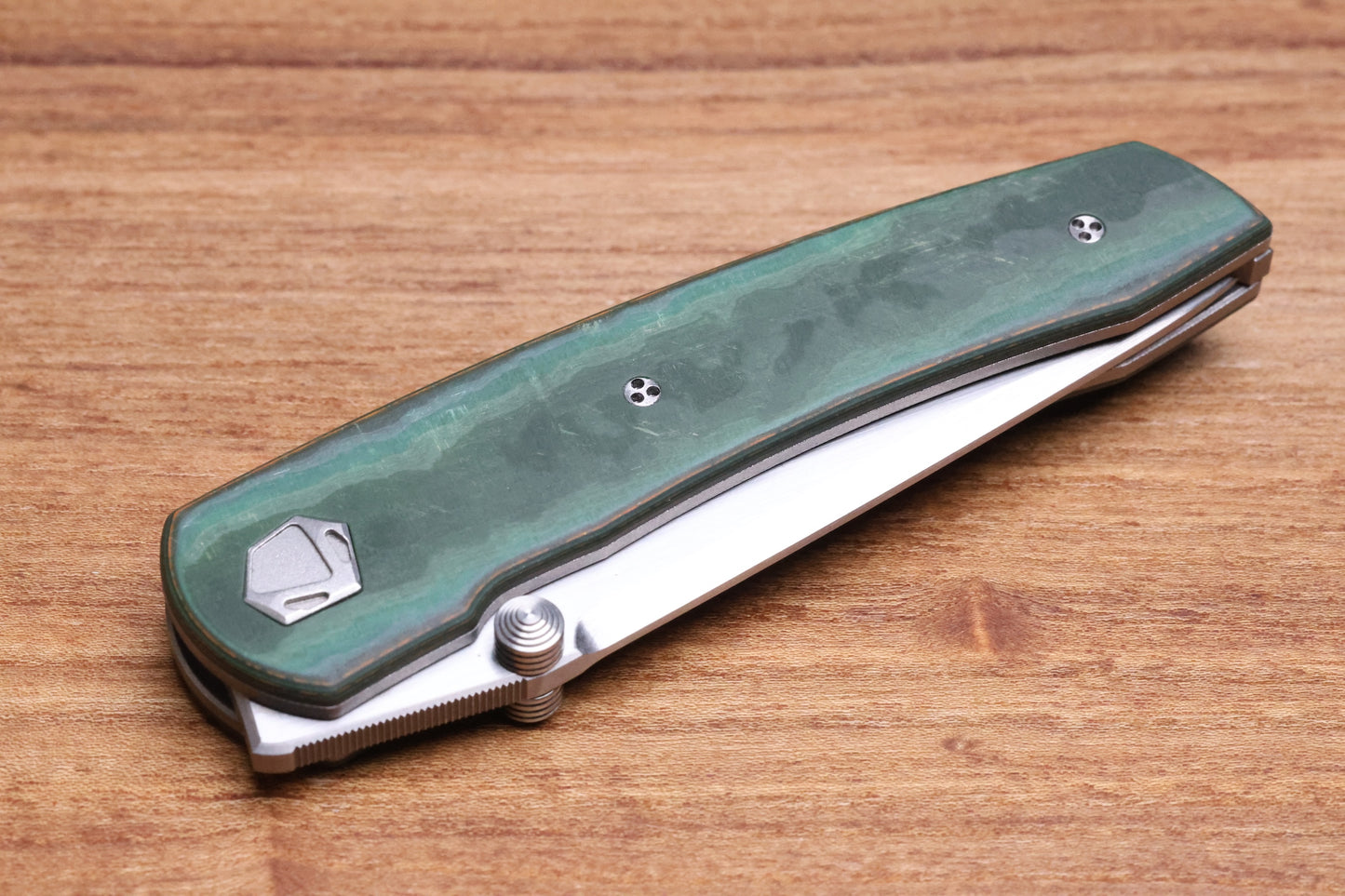 SHARKNIVCO WAKA V4.9 GREEN CAMOQUARTZ LINER LOCK RWL34 HAND SATIN BLADE