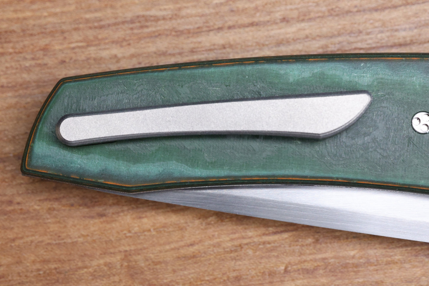 SHARKNIVCO WAKA V4.9 GREEN CAMOQUARTZ LINER LOCK RWL34 HAND SATIN BLADE