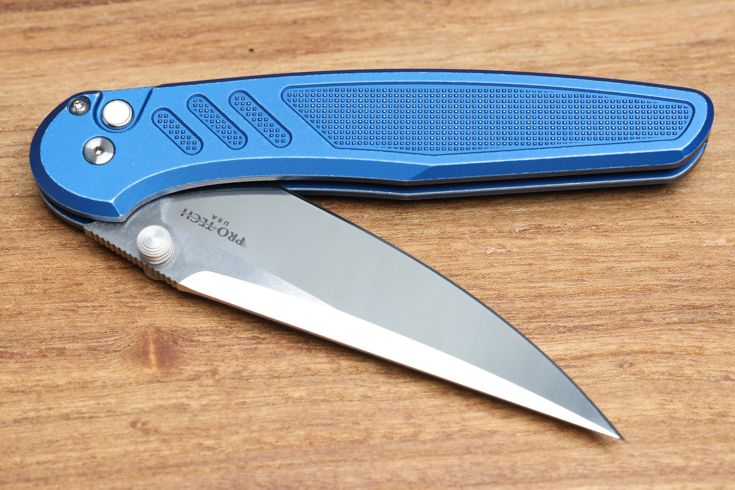 PRO-TECH PEACE NEIGHBOR AVALON BUTTON LOCK BATTLE FROST 4.25 DROP POINT & SHARPENER ENTHUSIANT COMBO EXCLUSIVE 001
