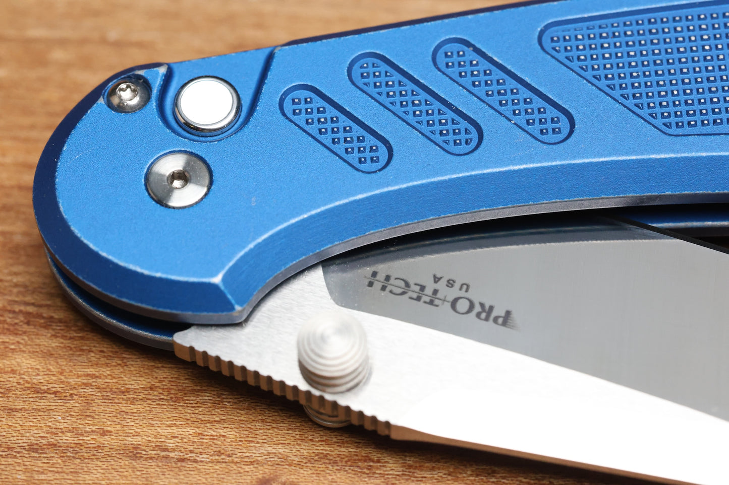 PRO-TECH PEACE NEIGHBOR AVALON BUTTON LOCK BATTLE FROST 4.25 DROP POINT & SHARPENER ENTHUSIANT COMBO EXCLUSIVE 001