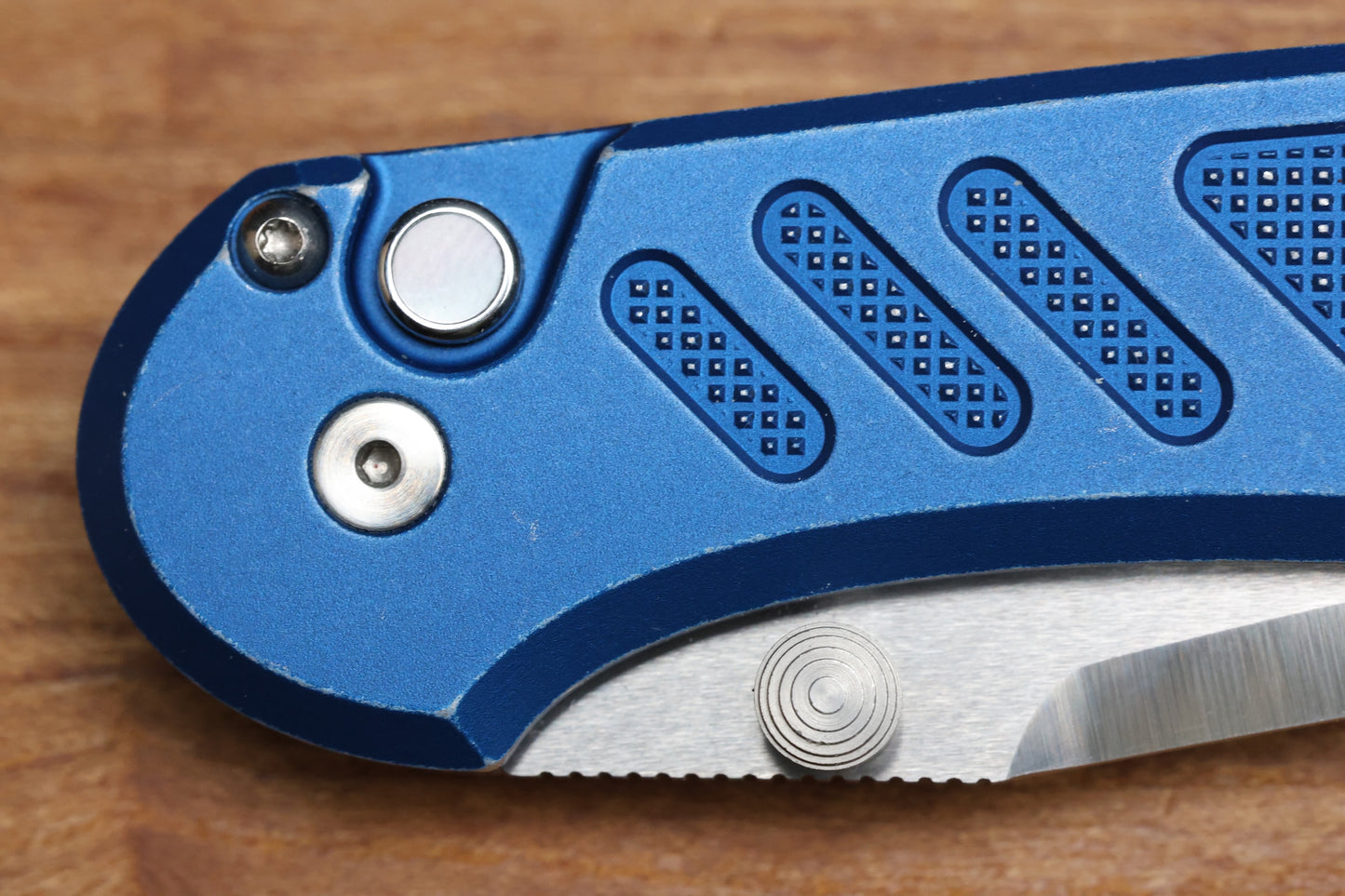 PRO-TECH PEACE NEIGHBOR AVALON BUTTON LOCK BATTLE FROST 4.25 DROP POINT & SHARPENER ENTHUSIANT COMBO EXCLUSIVE 001