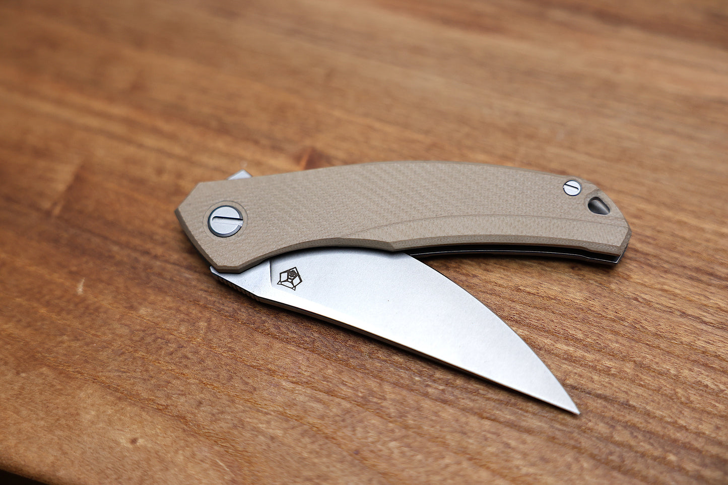 SHIROGOROV URSUS QUANTIUM – CROMAX PM BLADE – BEIGE G10 HANDLE – MRBS