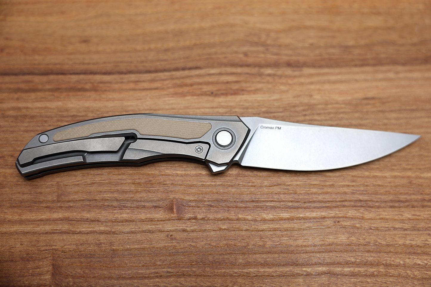 SHIROGOROV URSUS QUANTUM – CROMAX PM BLADE – TITANIUM HANDLE – BEIGE G10 INLAY – MRBS