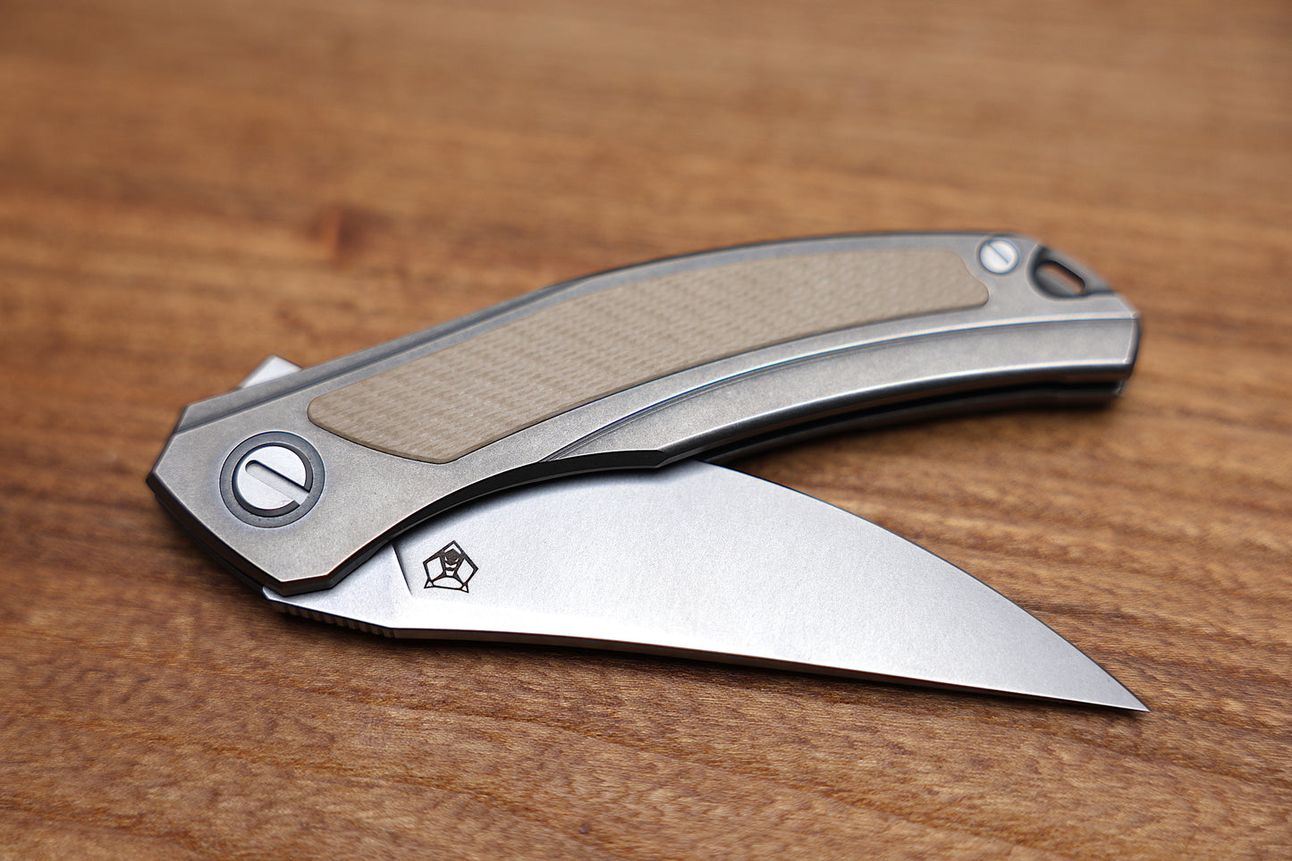 SHIROGOROV URSUS QUANTUM – CROMAX PM BLADE – TITANIUM HANDLE – BEIGE G10 INLAY – MRBS