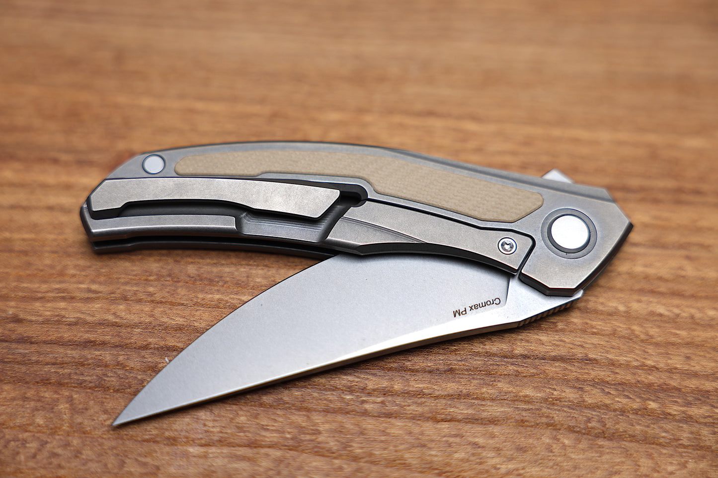 SHIROGOROV URSUS QUANTUM – CROMAX PM BLADE – TITANIUM HANDLE – BEIGE G10 INLAY – MRBS