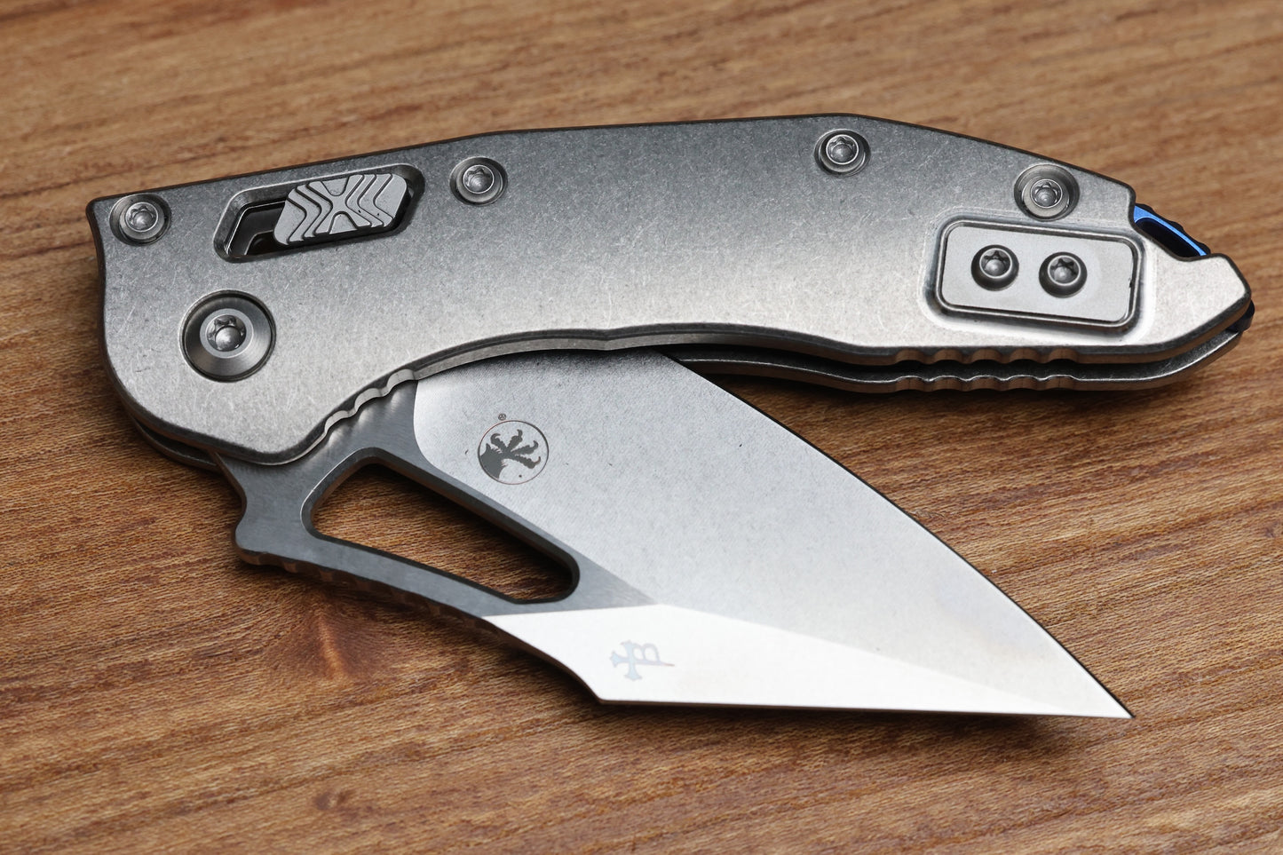 MARFIONE SELECT MANUAL M-STITCH RAM LOK SLAB SIDE TITANIUM HANDLES W/ BLUE ACCENTS & STONEWASH M390MK 169MRL-10MS2