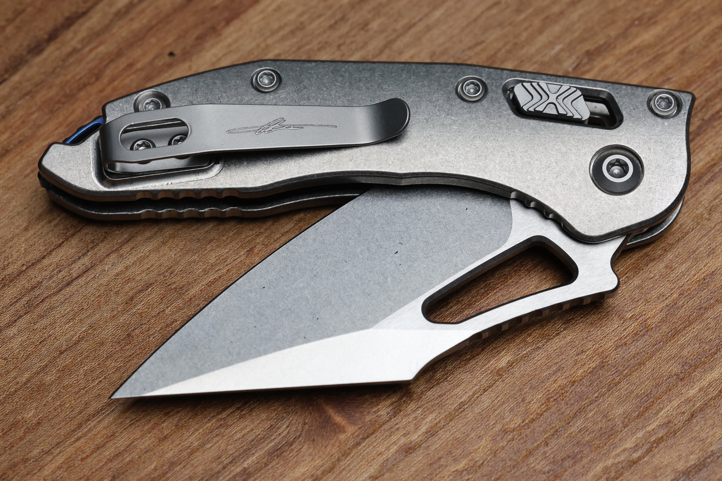 MARFIONE SELECT MANUAL M-STITCH RAM LOK SLAB SIDE TITANIUM HANDLES W/ BLUE ACCENTS & STONEWASH M390MK 169MRL-10MS2
