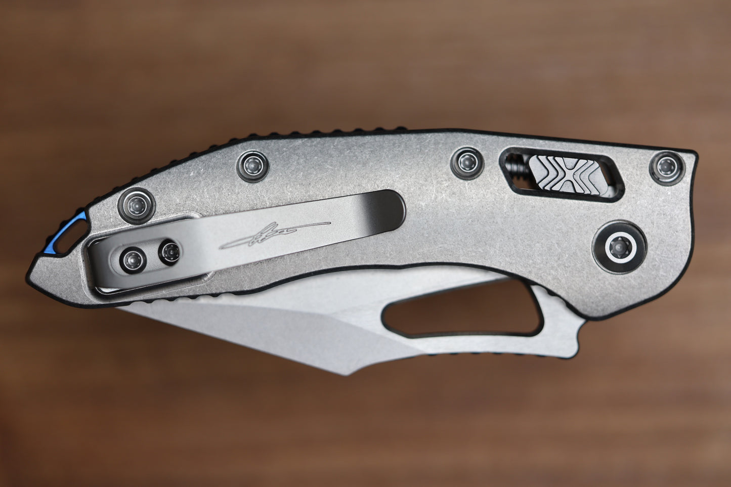 MARFIONE SELECT MANUAL M-STITCH RAM LOK SLAB SIDE TITANIUM HANDLES W/ BLUE ACCENTS & STONEWASH M390MK 169MRL-10MS2
