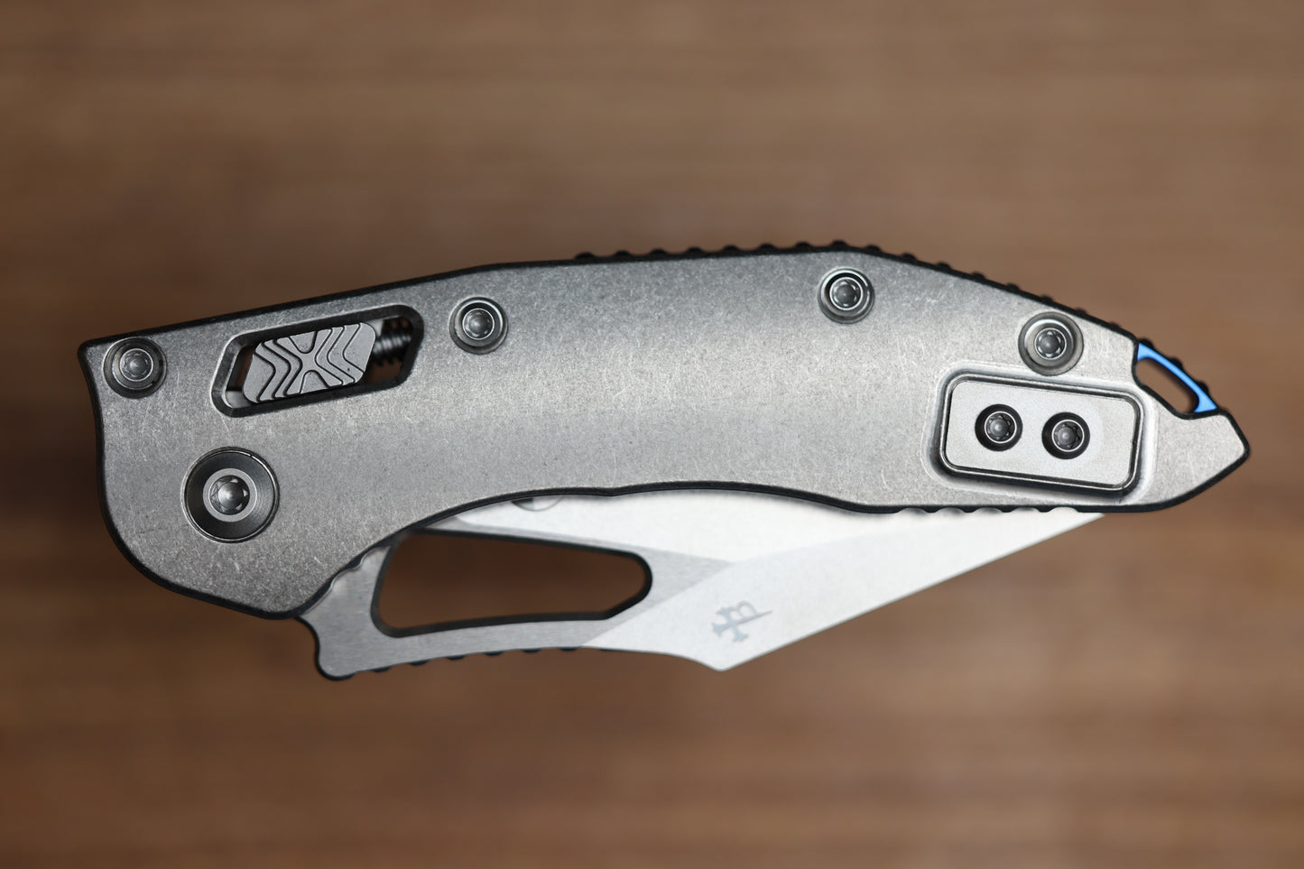 MARFIONE SELECT MANUAL M-STITCH RAM LOK SLAB SIDE TITANIUM HANDLES W/ BLUE ACCENTS & STONEWASH M390MK 169MRL-10MS2