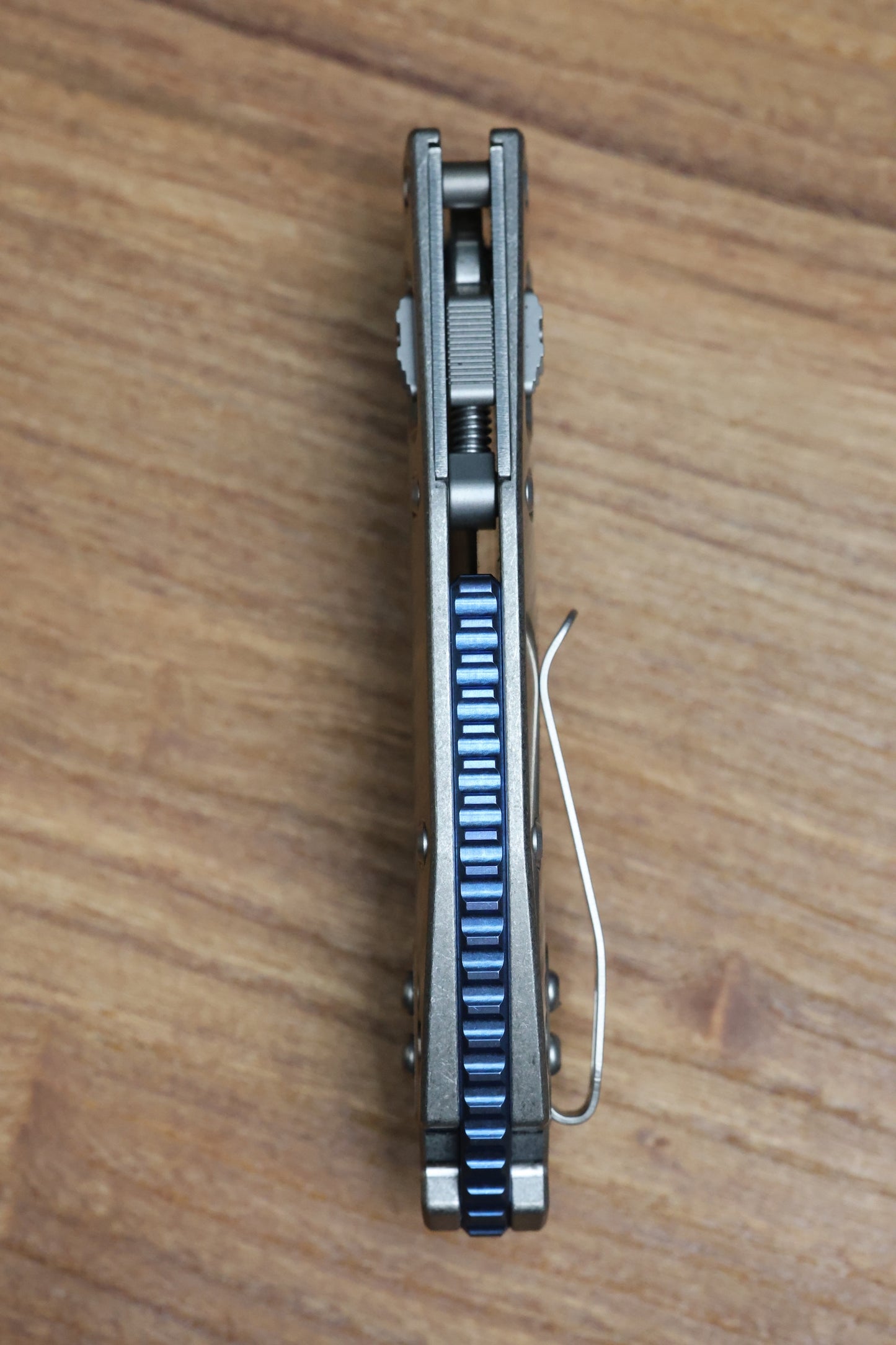 MARFIONE SELECT MANUAL M-STITCH RAM LOK SLAB SIDE TITANIUM HANDLES W/ BLUE ACCENTS & STONEWASH M390MK 169MRL-10MS2