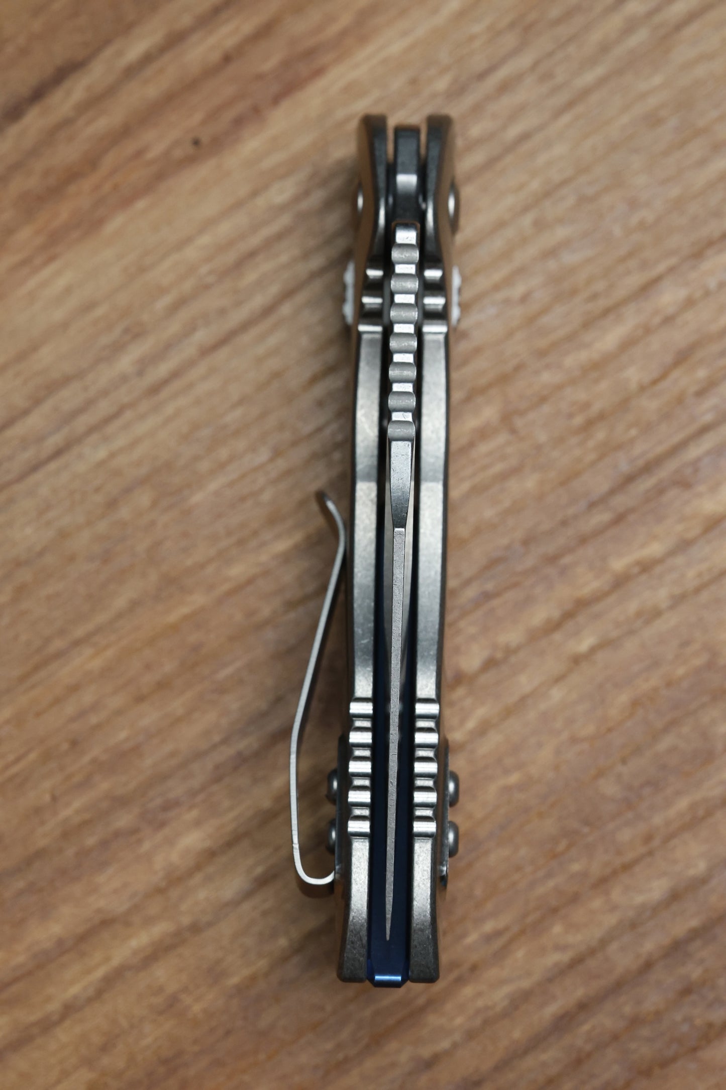 MARFIONE SELECT MANUAL M-STITCH RAM LOK SLAB SIDE TITANIUM HANDLES W/ BLUE ACCENTS & STONEWASH M390MK 169MRL-10MS2